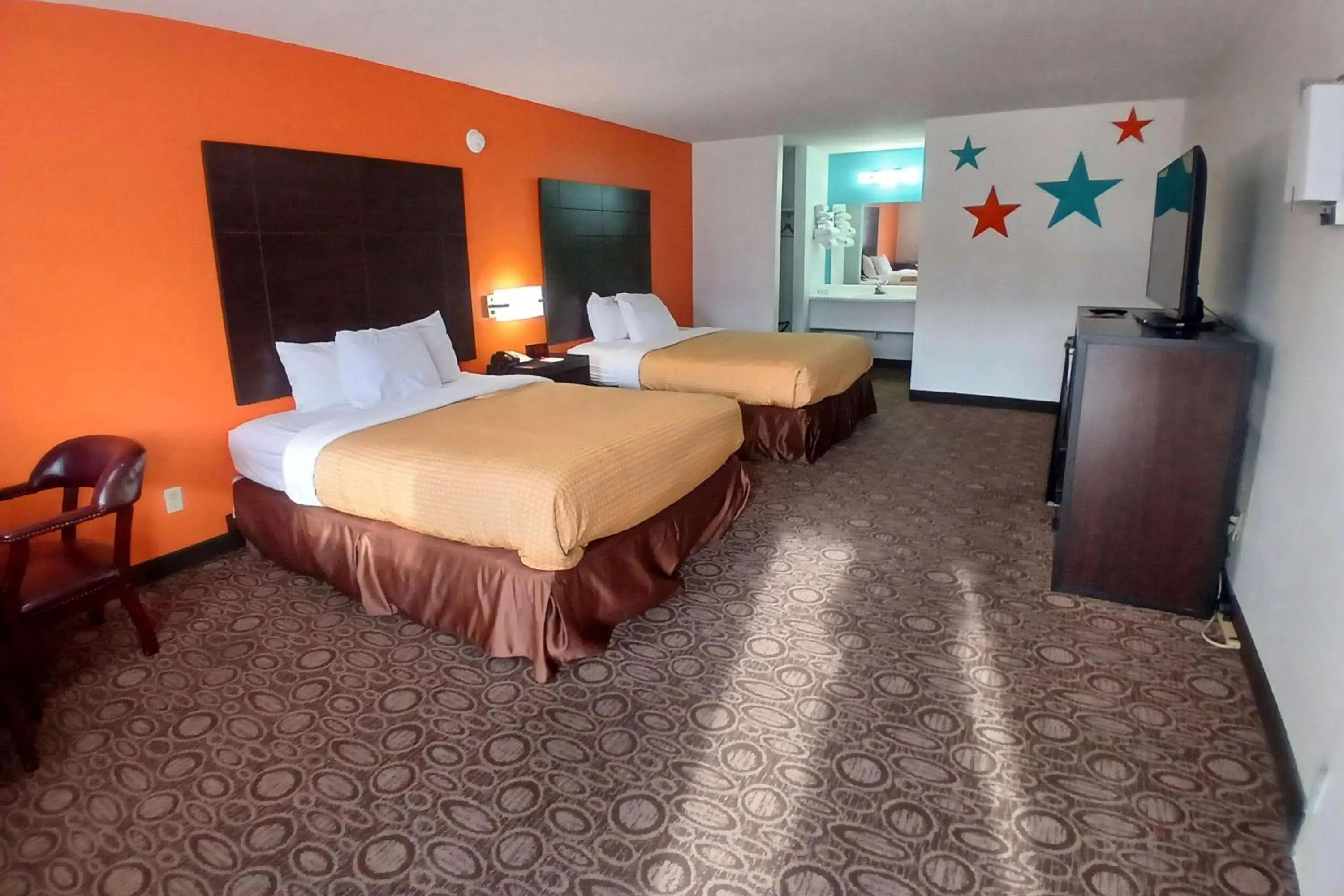 Photo of the whole room, Bed in Howard Johnson by Wyndham Branson Theatre District