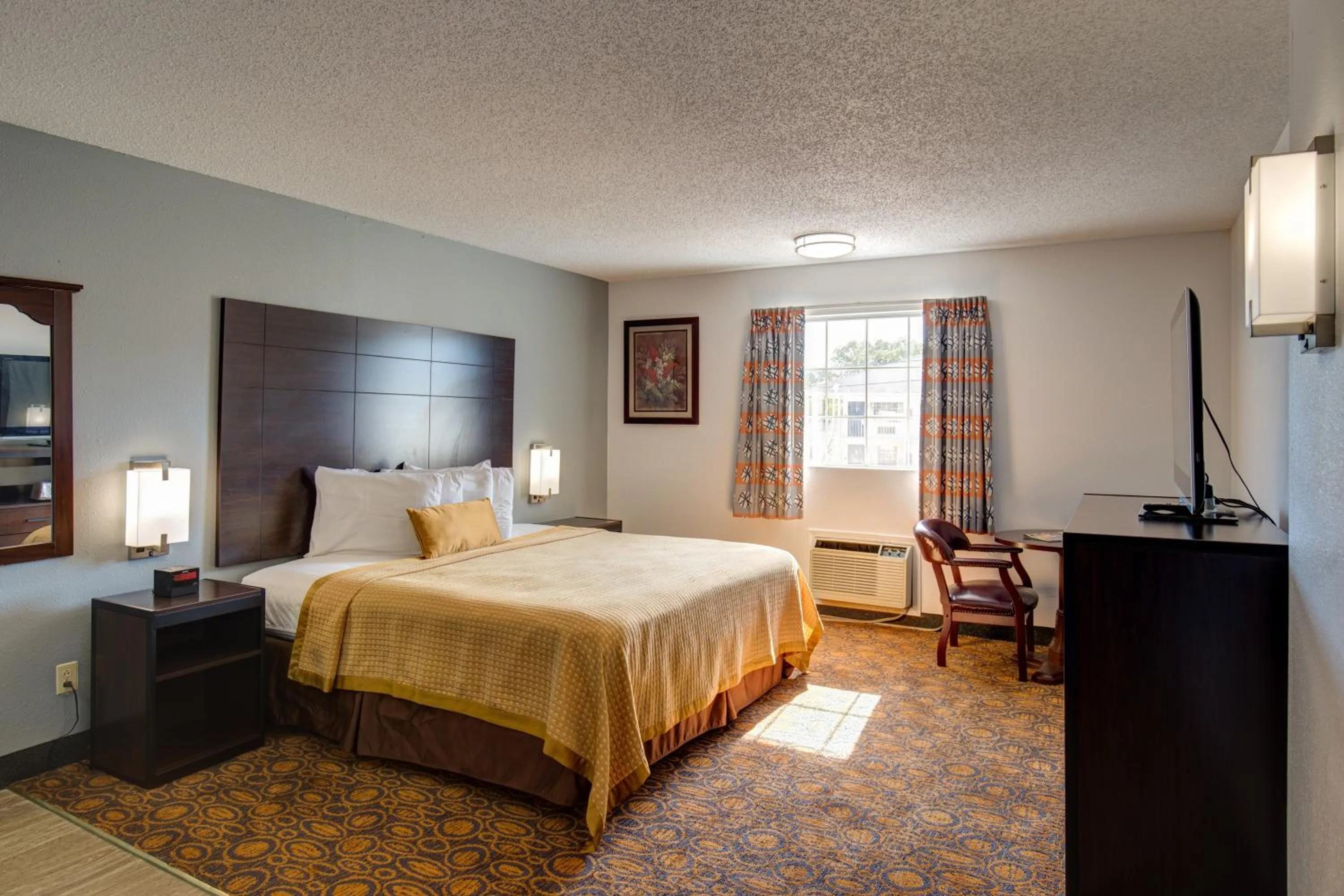 Hot Tub, Bed in Southern Oaks Inn