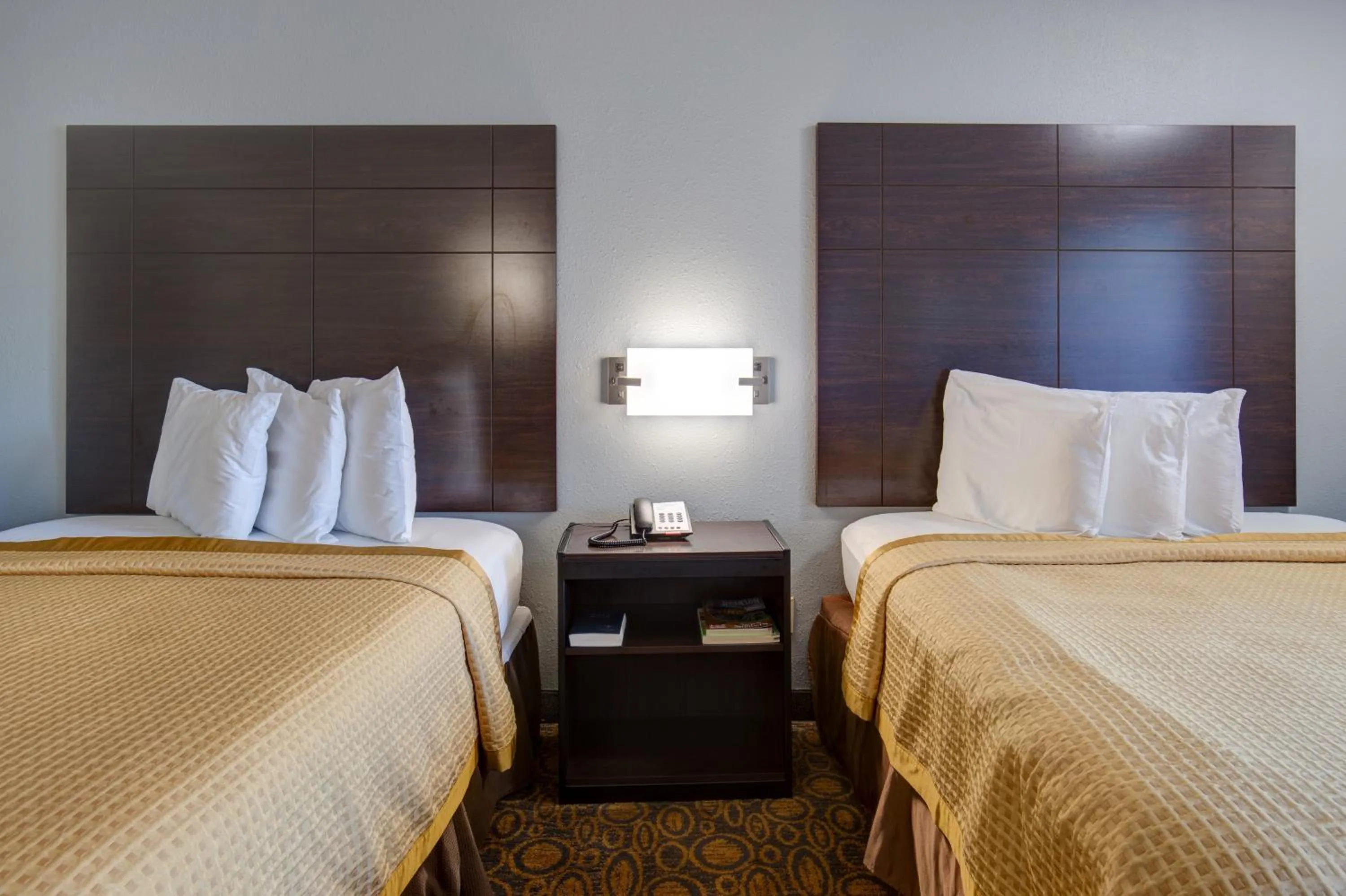 Bed in Southern Oaks Inn