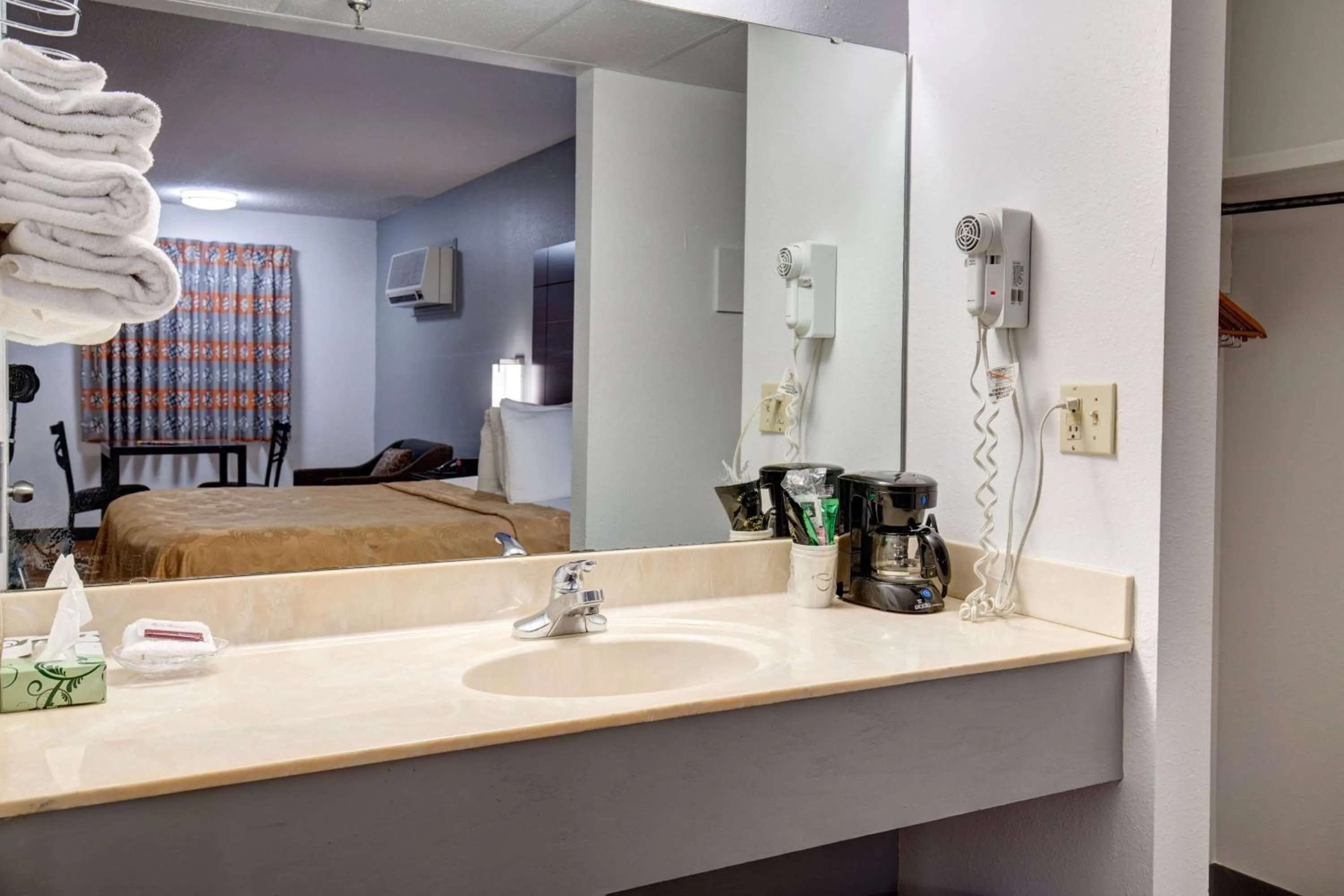 Bathroom in Howard Johnson by Wyndham Branson Theatre District