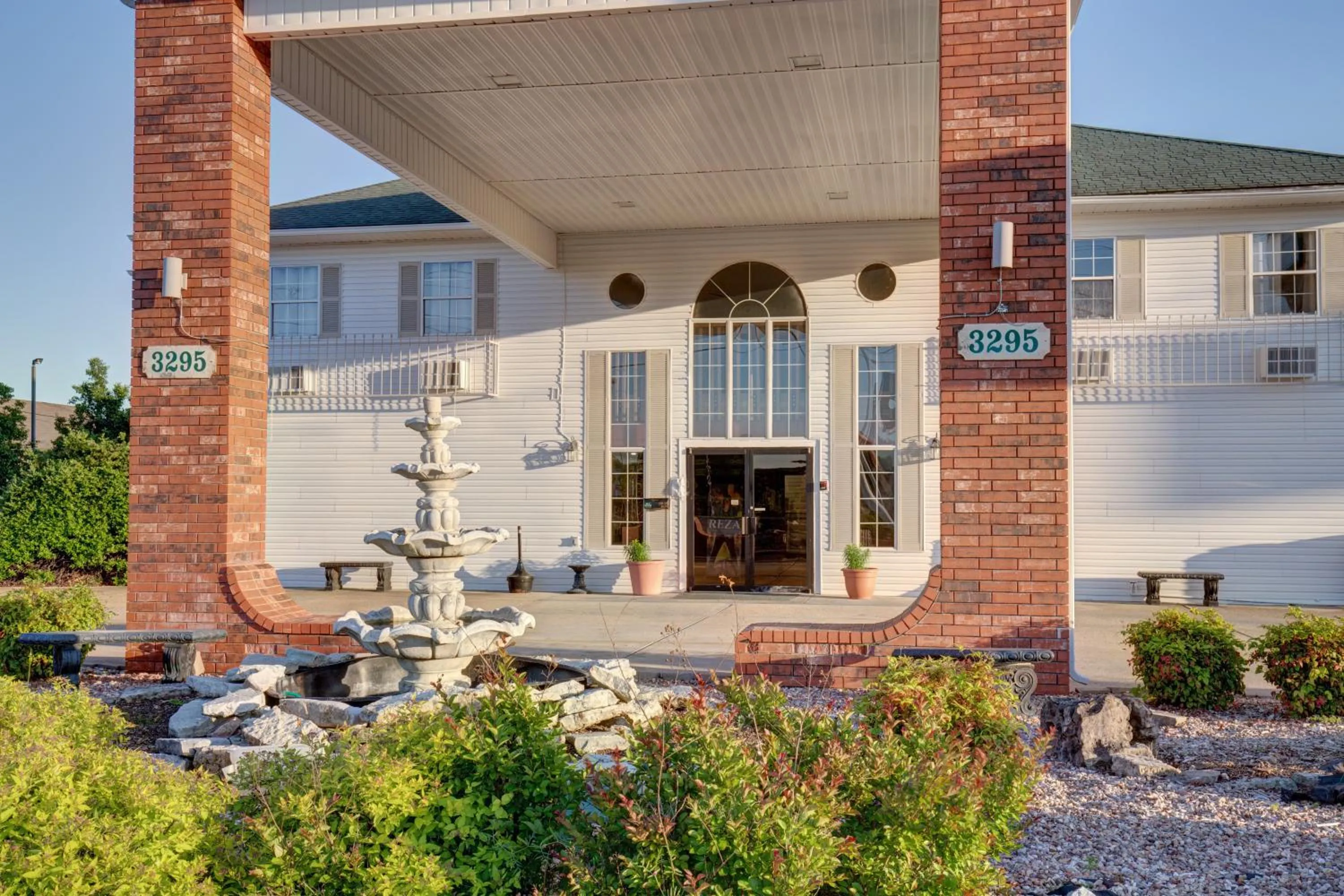 Property building in Howard Johnson by Wyndham Branson Theatre District