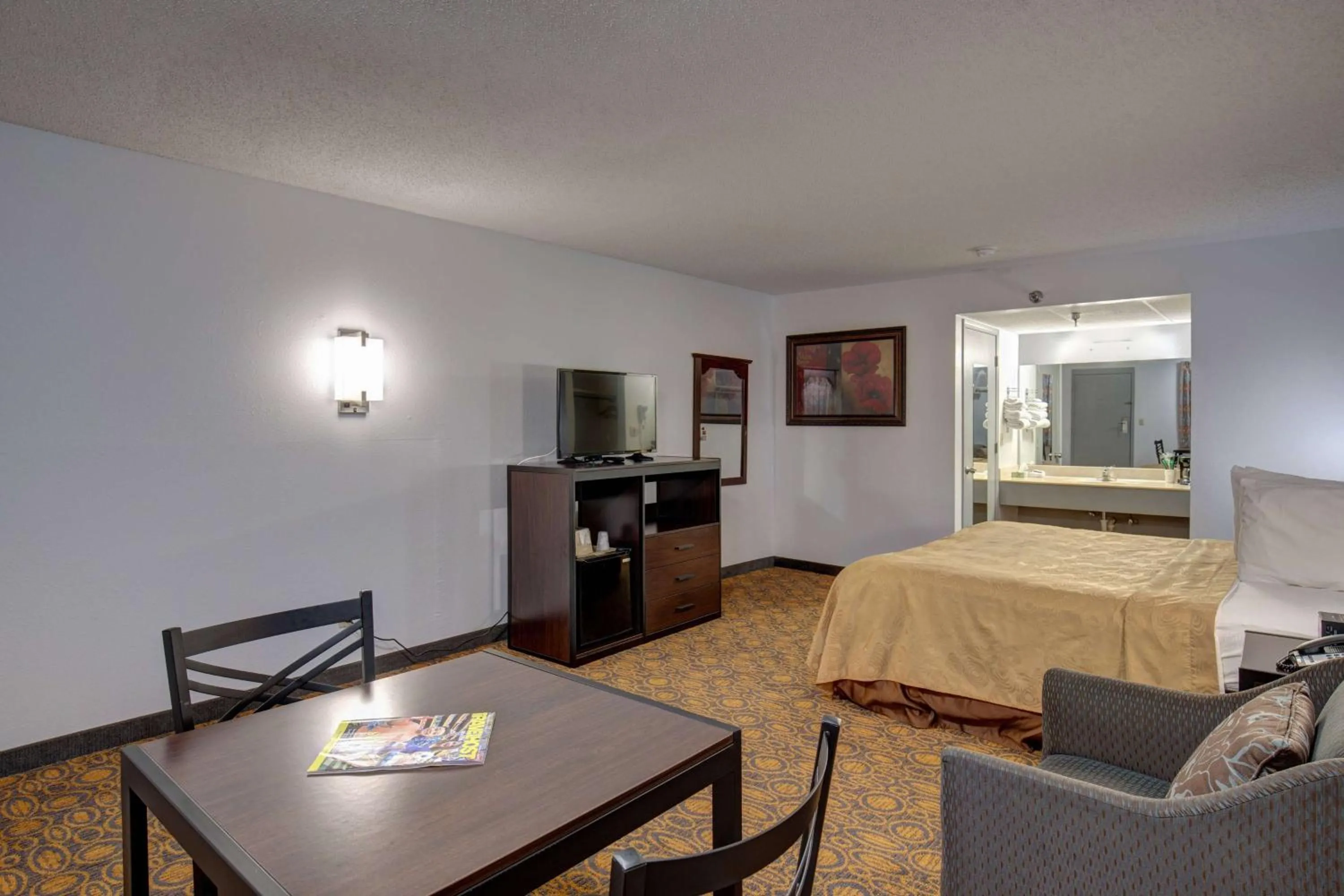 Photo of the whole room, Bed in Southern Oaks Inn