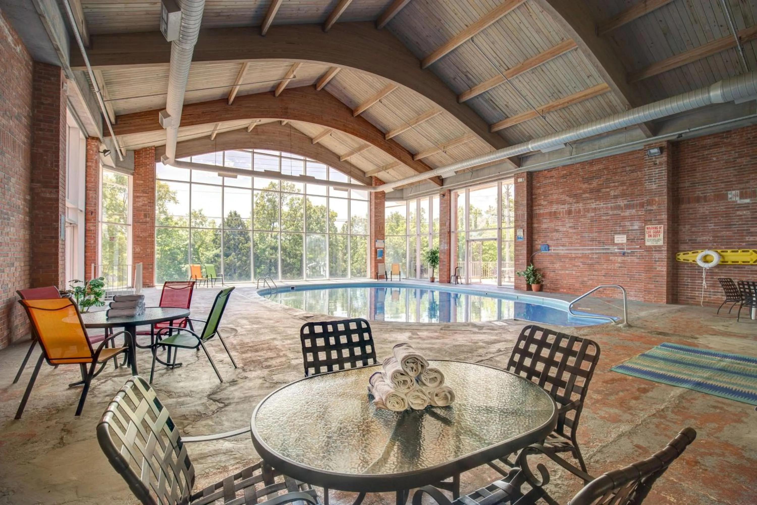 Swimming pool in Howard Johnson by Wyndham Branson Theatre District