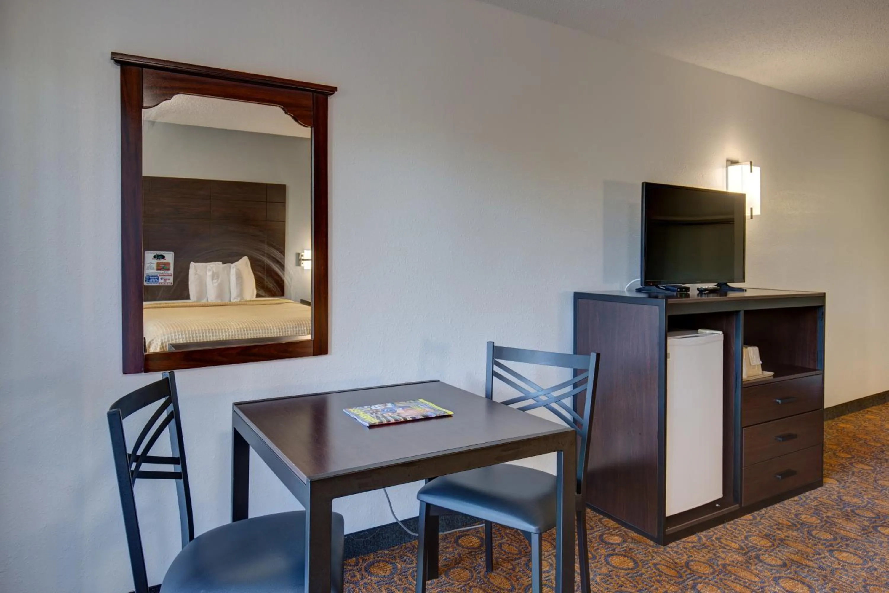 TV and multimedia in Howard Johnson by Wyndham Branson Theatre District