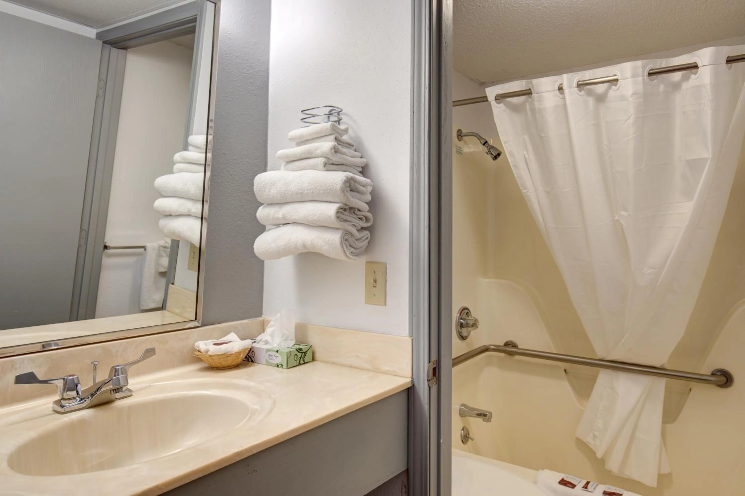 Shower in Southern Oaks Inn