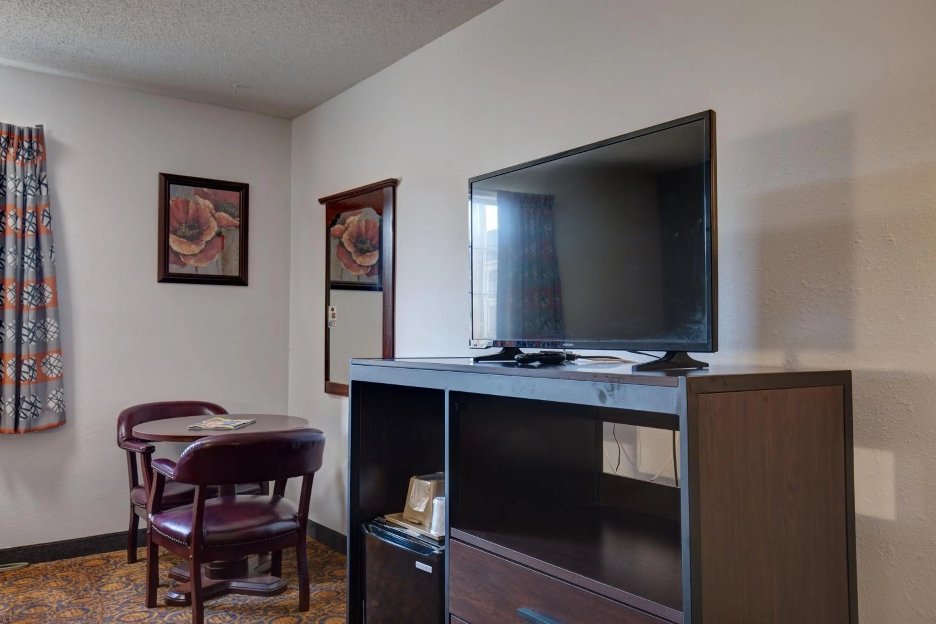 TV and multimedia in Howard Johnson by Wyndham Branson Theatre District