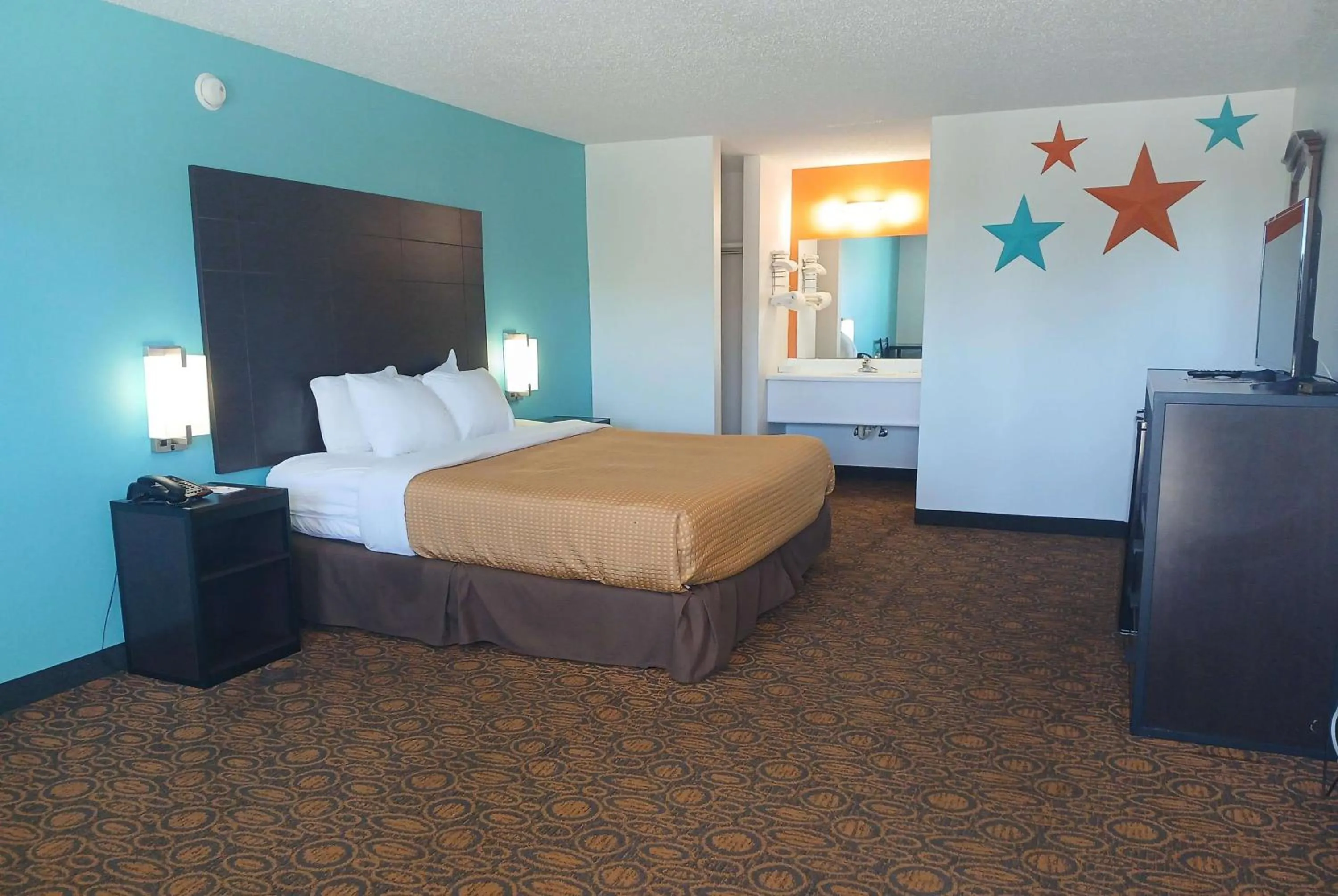 Photo of the whole room, Bed in Howard Johnson by Wyndham Branson Theatre District