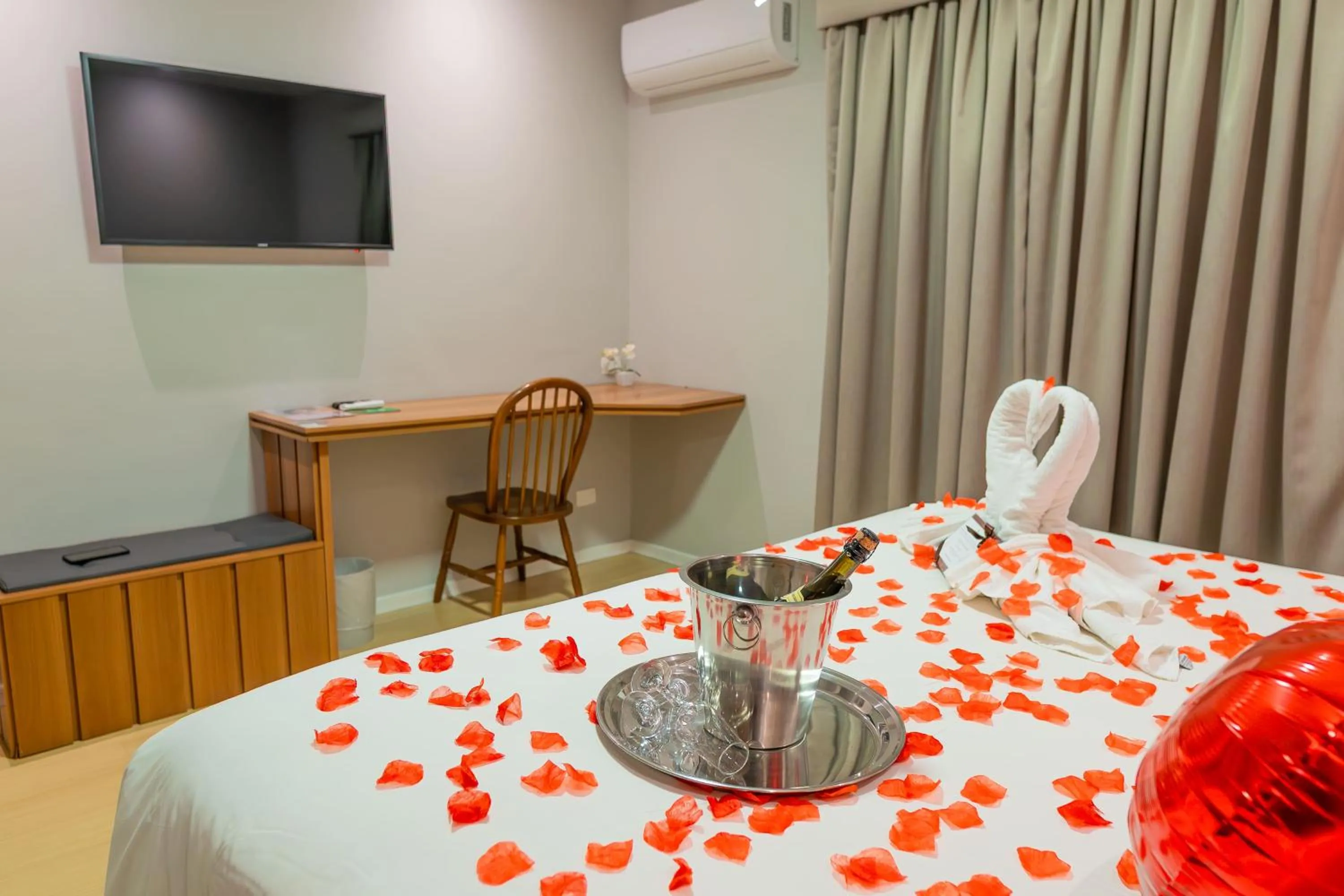 Bedroom, Bed in Pousada Nacional Inn Campos do Jordão