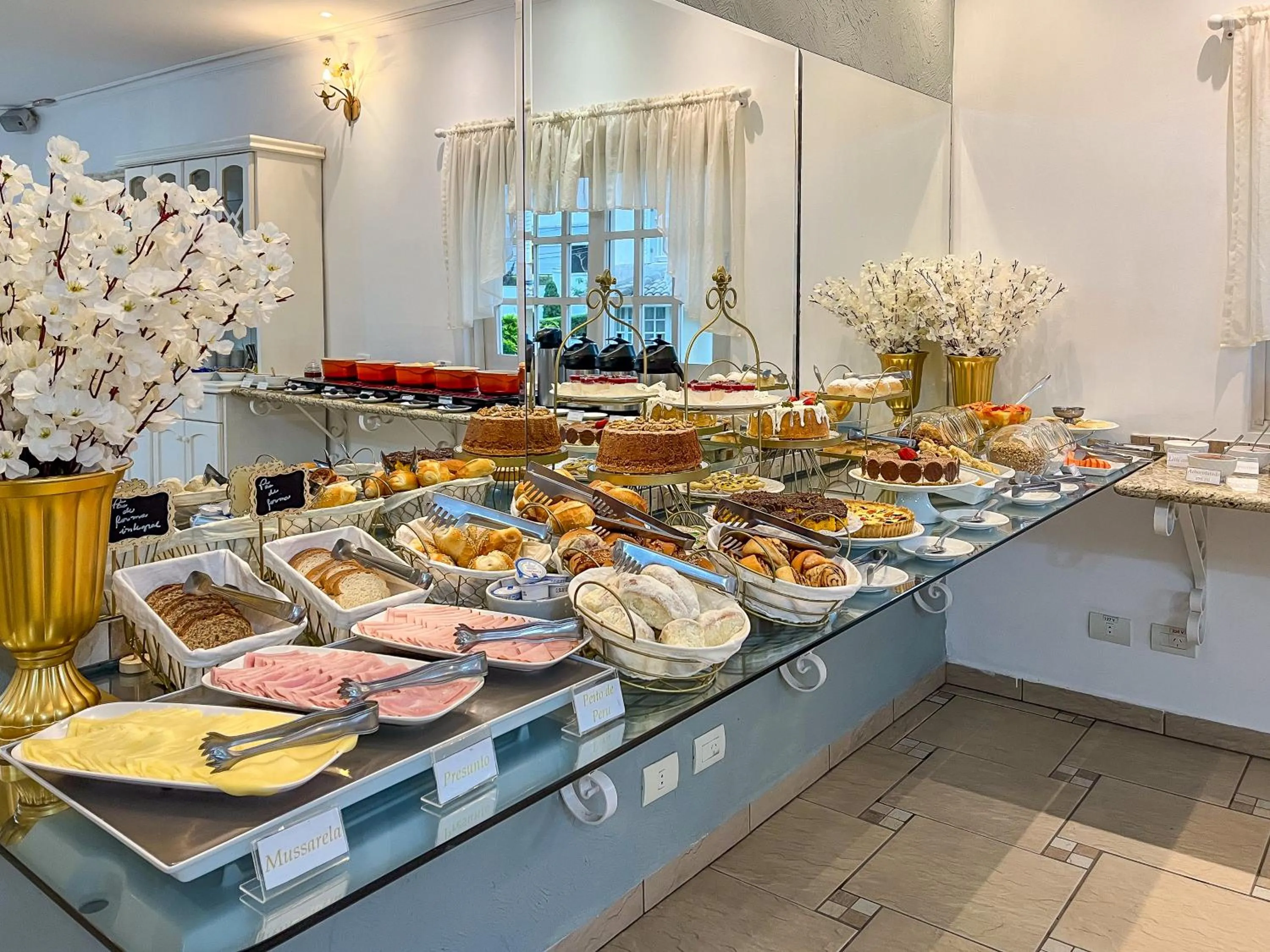 Continental breakfast in Pousada Nacional Inn Campos do Jordão