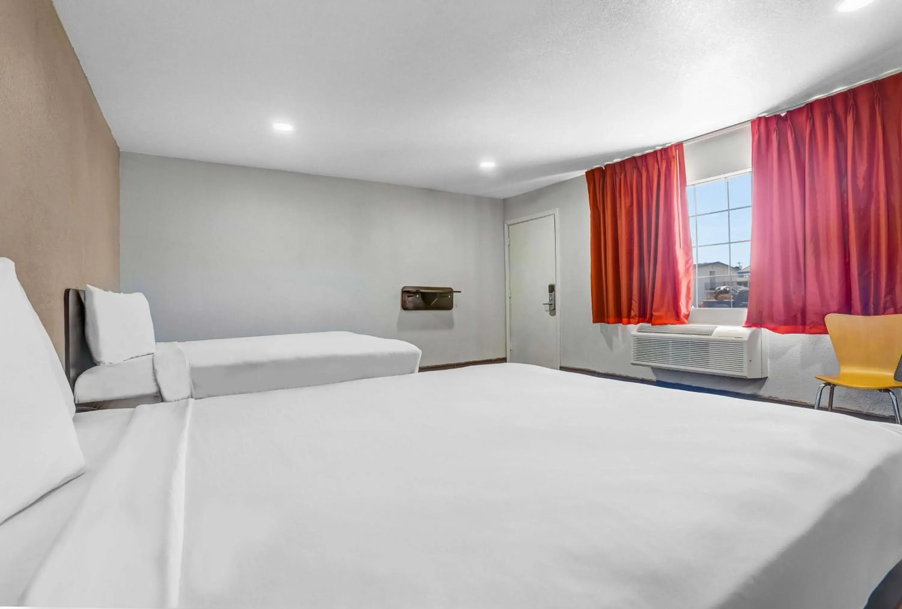 Queen Room in Motel 6-Ukiah, CA - North Queen Room in Motel 6-Ukiah, CA - North