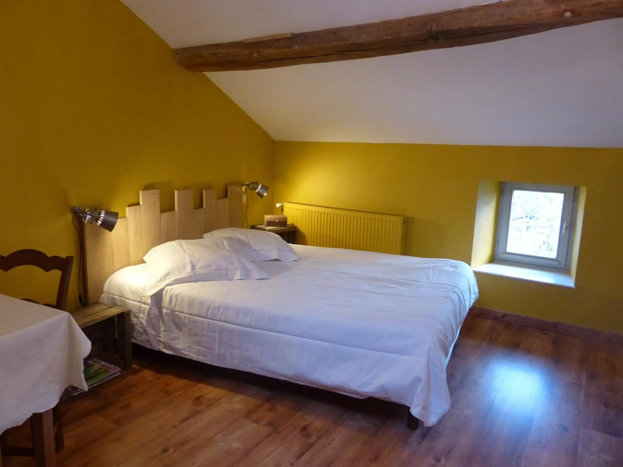 Photo of the whole room, Bed in La petite Vallee