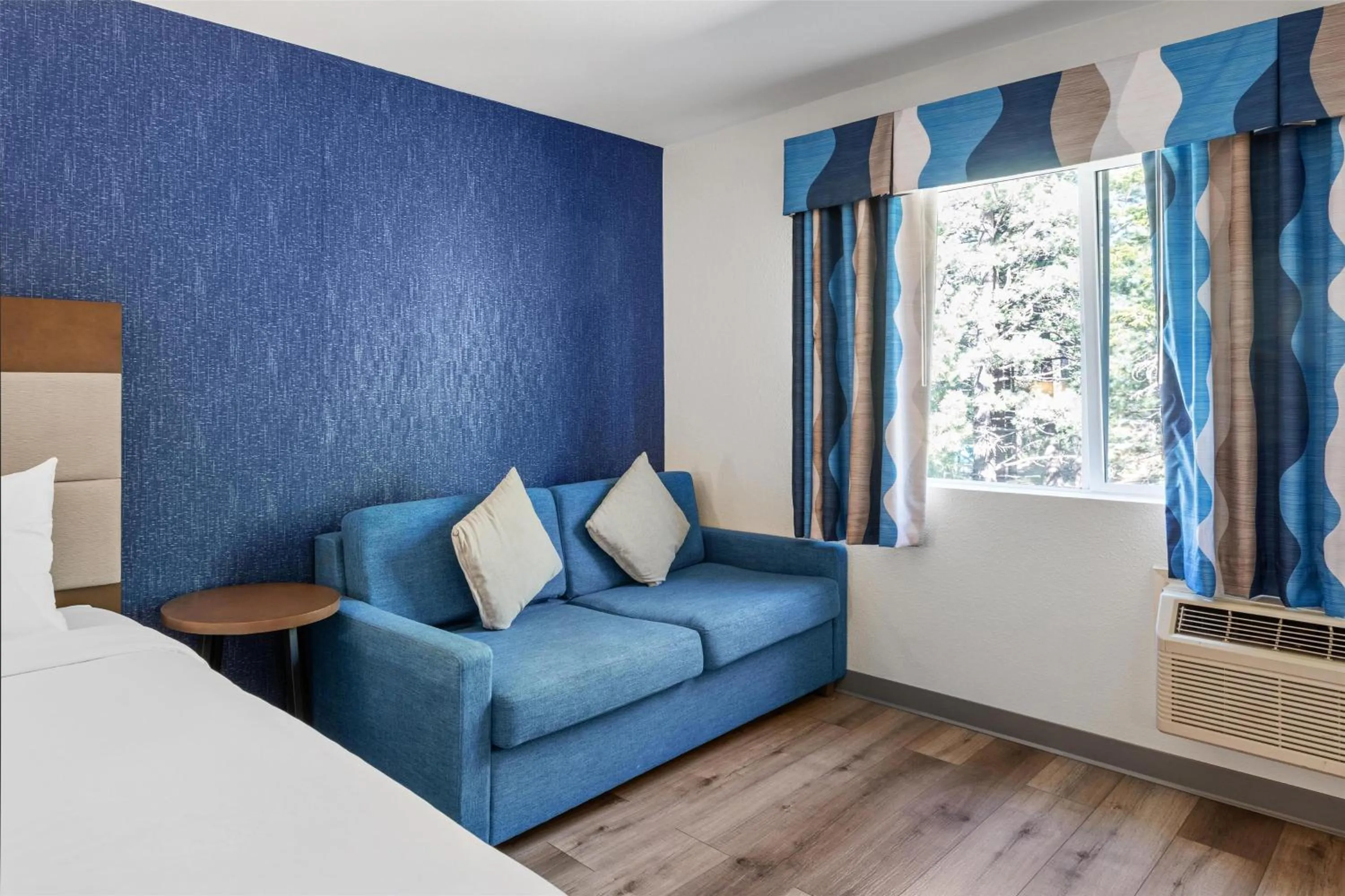 Bedroom, Bed in SureStay Plus Hotel by Best Western Mammoth Lakes