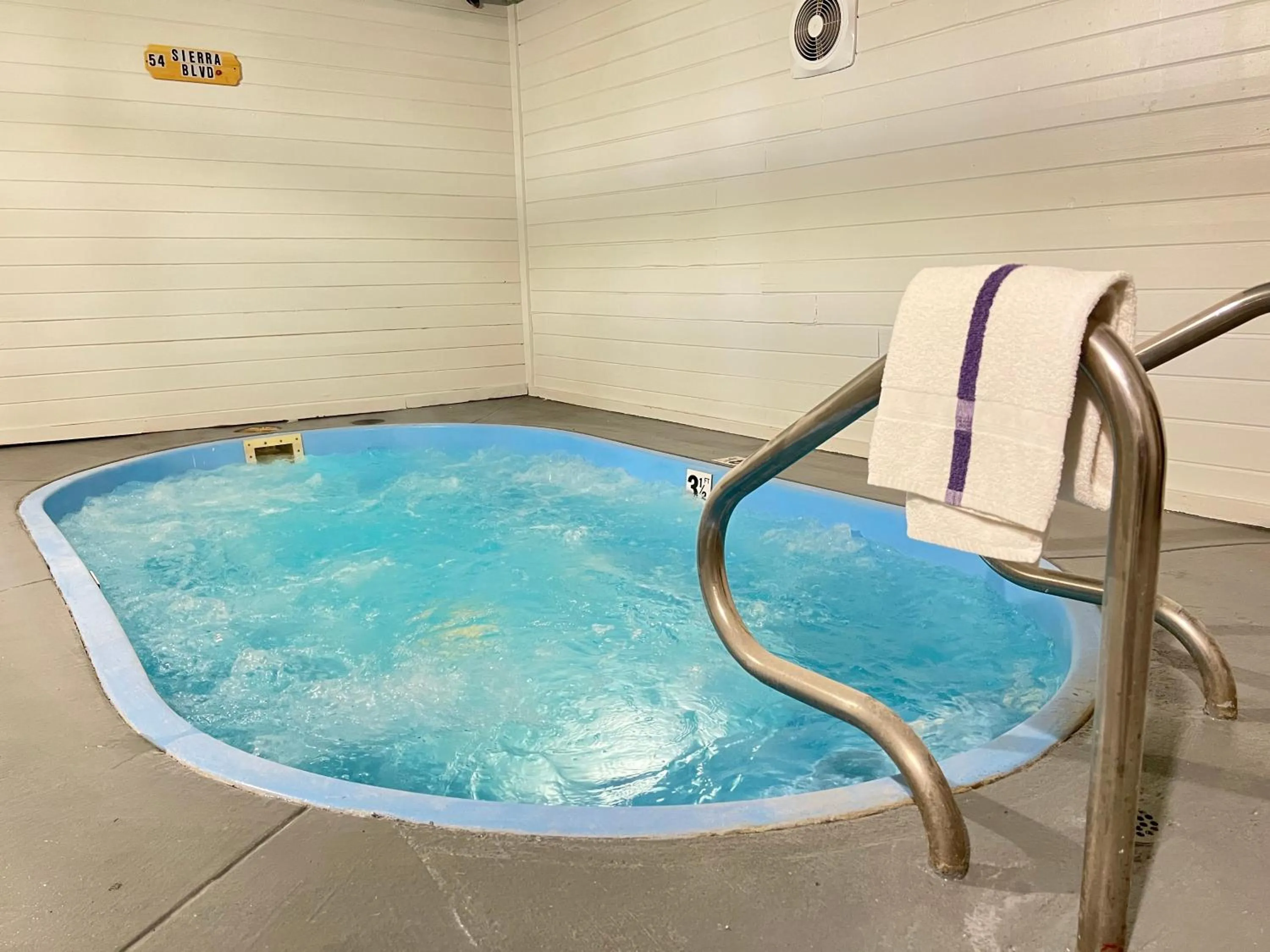 Hot Tub in SureStay Plus Hotel by Best Western Mammoth Lakes