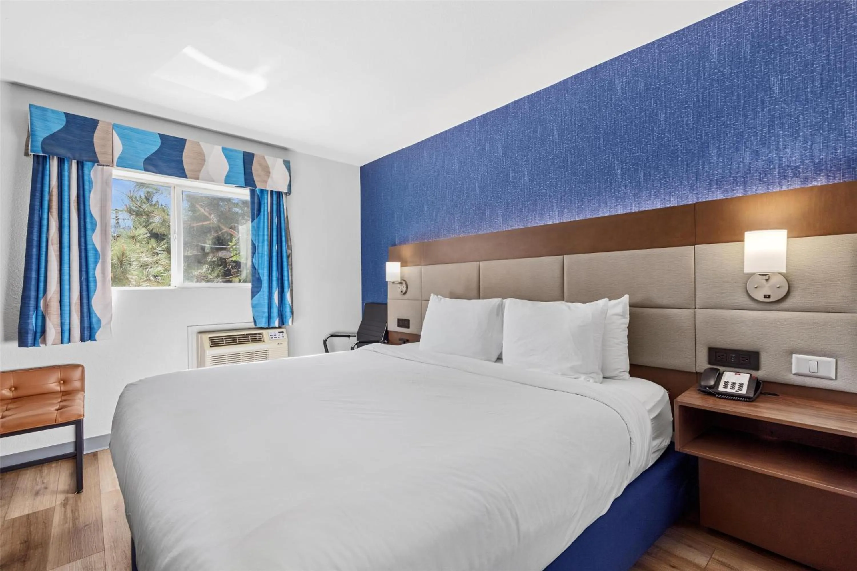Bedroom, Bed in SureStay Plus Hotel by Best Western Mammoth Lakes