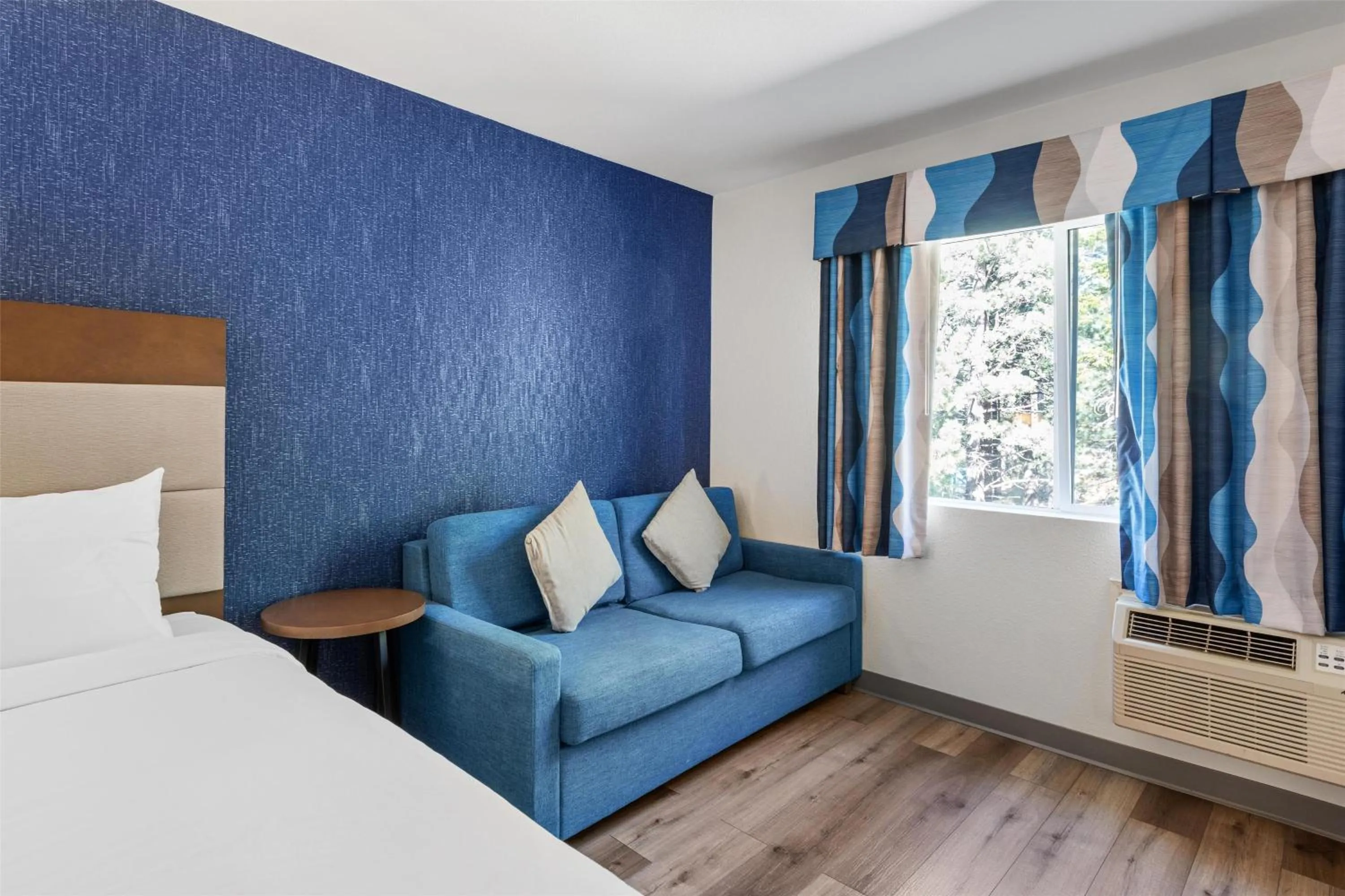 Bedroom, Bed in SureStay Plus Hotel by Best Western Mammoth Lakes