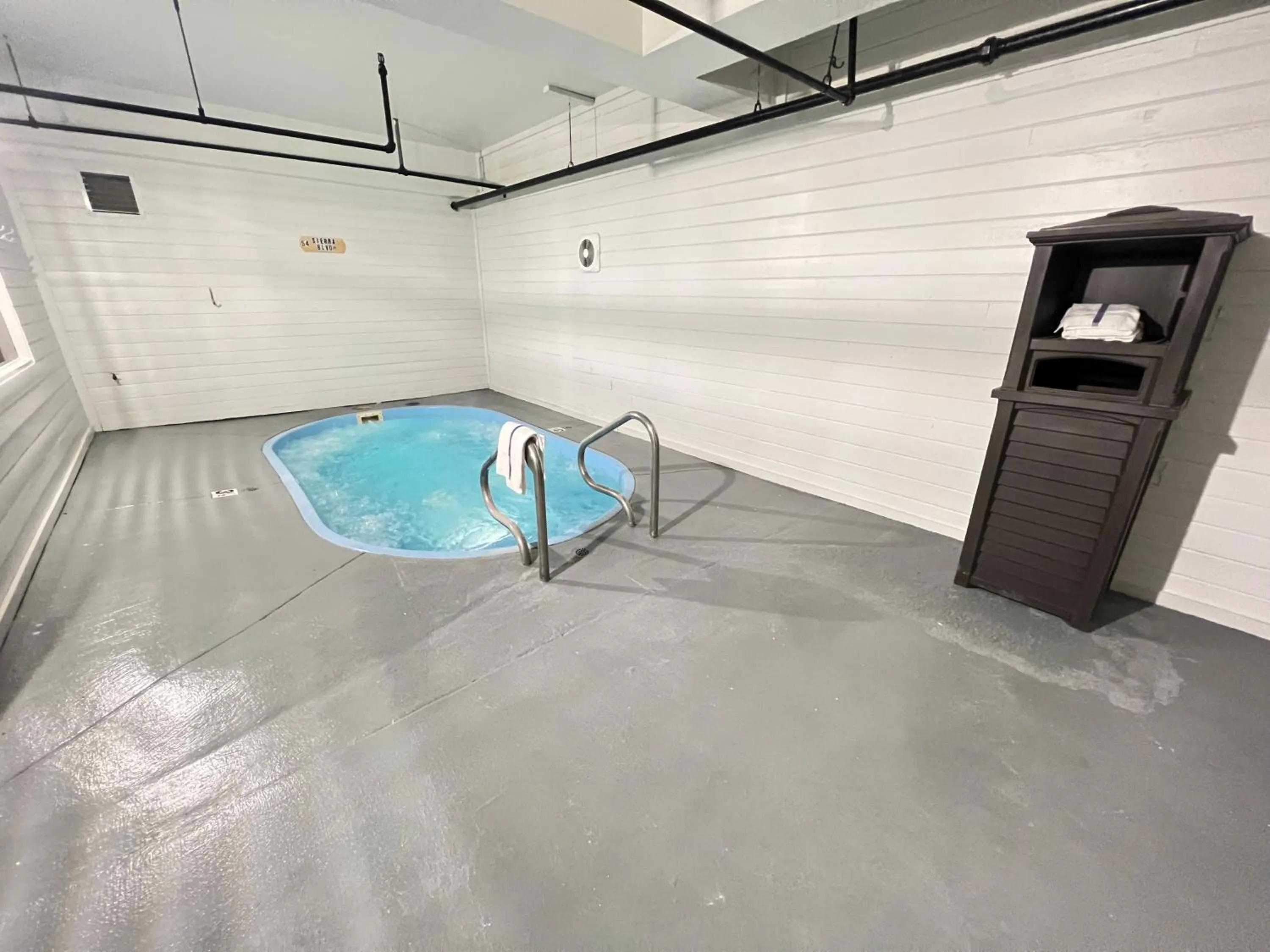 Hot Tub in SureStay Plus Hotel by Best Western Mammoth Lakes
