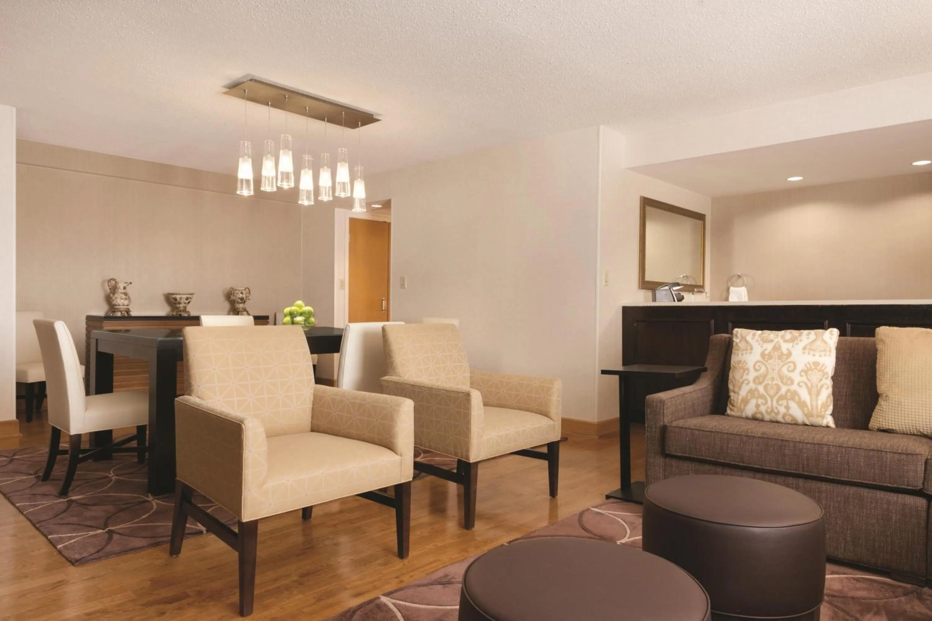 Living room in Embassy Suites Greenville Golf Resort & Conference Center