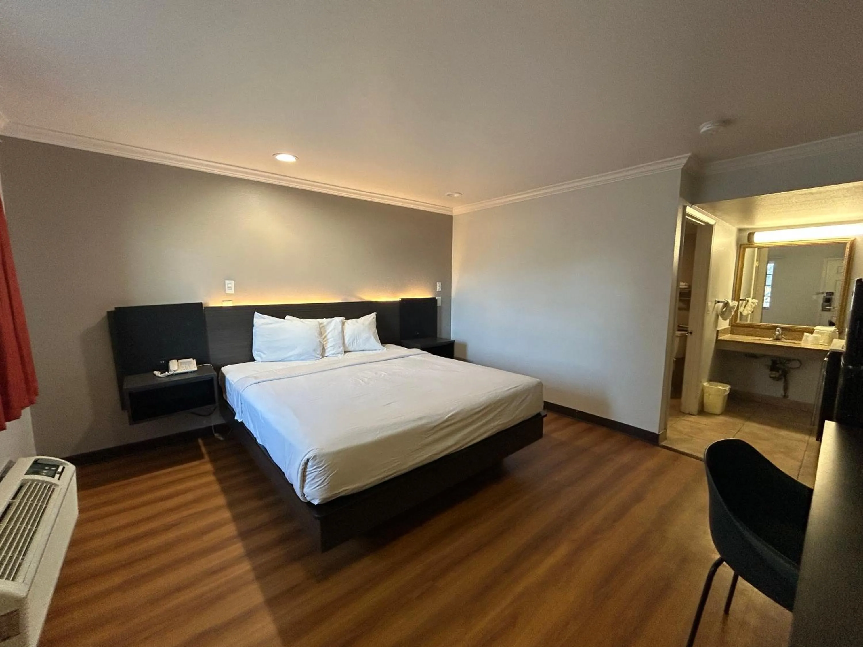 Bedroom, Bed in Studio 6 Mojave, CA - Airport