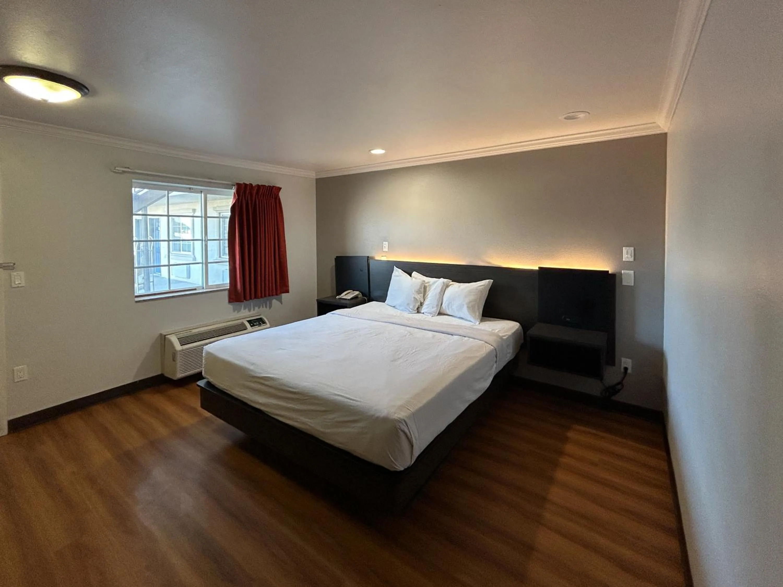 Photo of the whole room, Bed in Studio 6 Mojave, CA - Airport