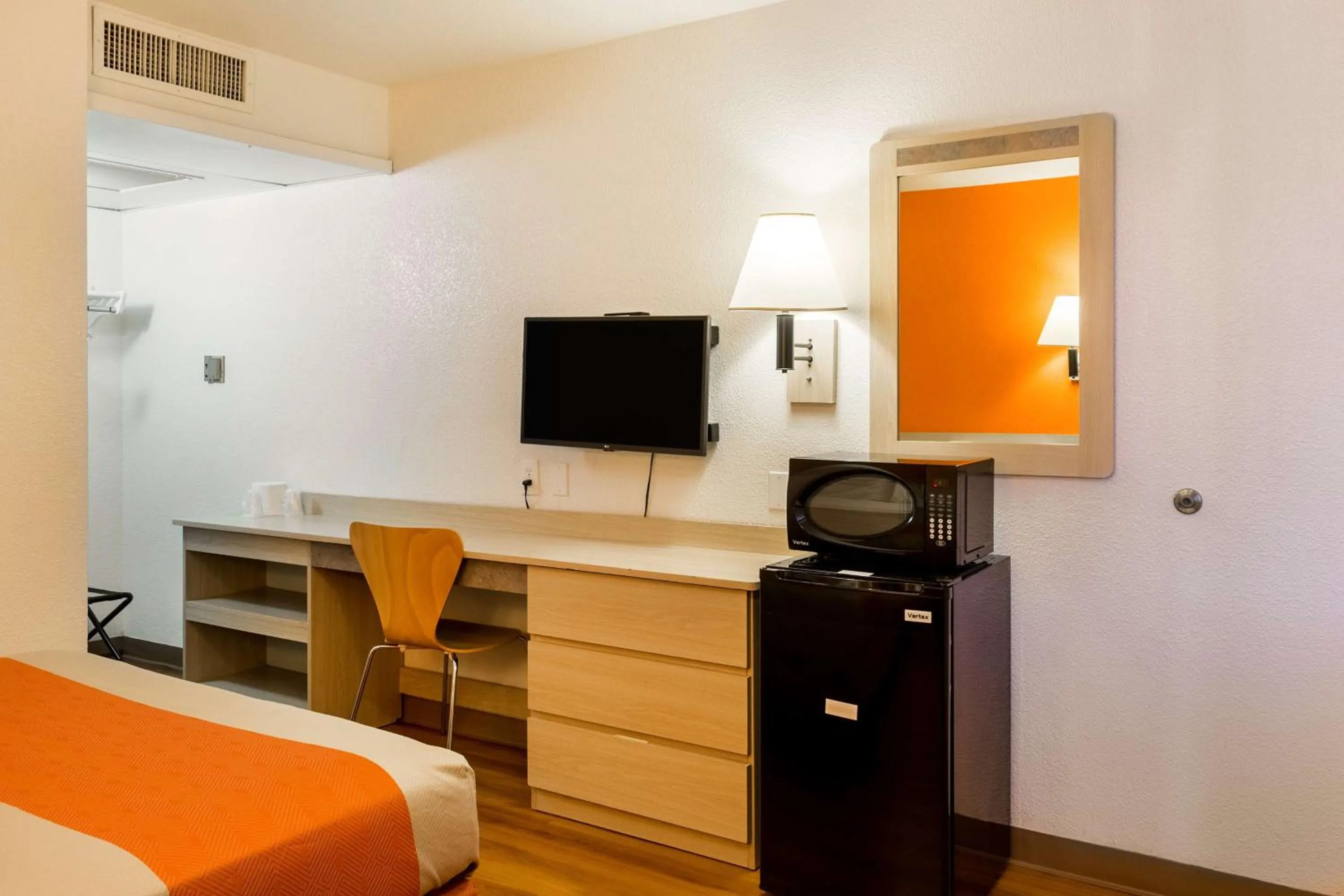 Bedroom, Bed in Motel 6-Mojave, CA - Airport