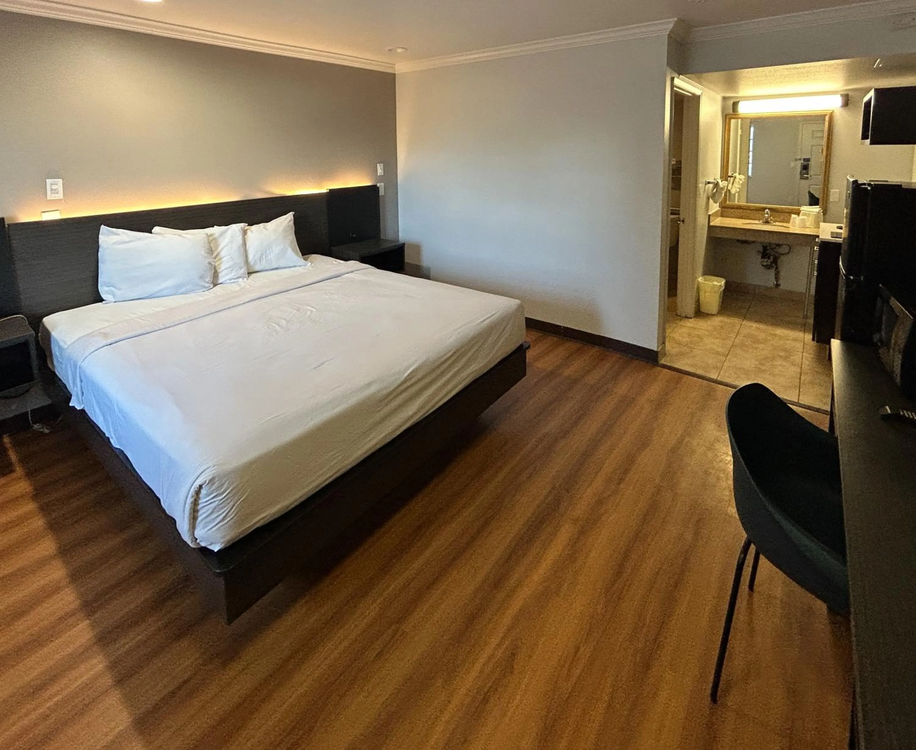 Photo of the whole room, Bed in Studio 6 Mojave, CA - Airport