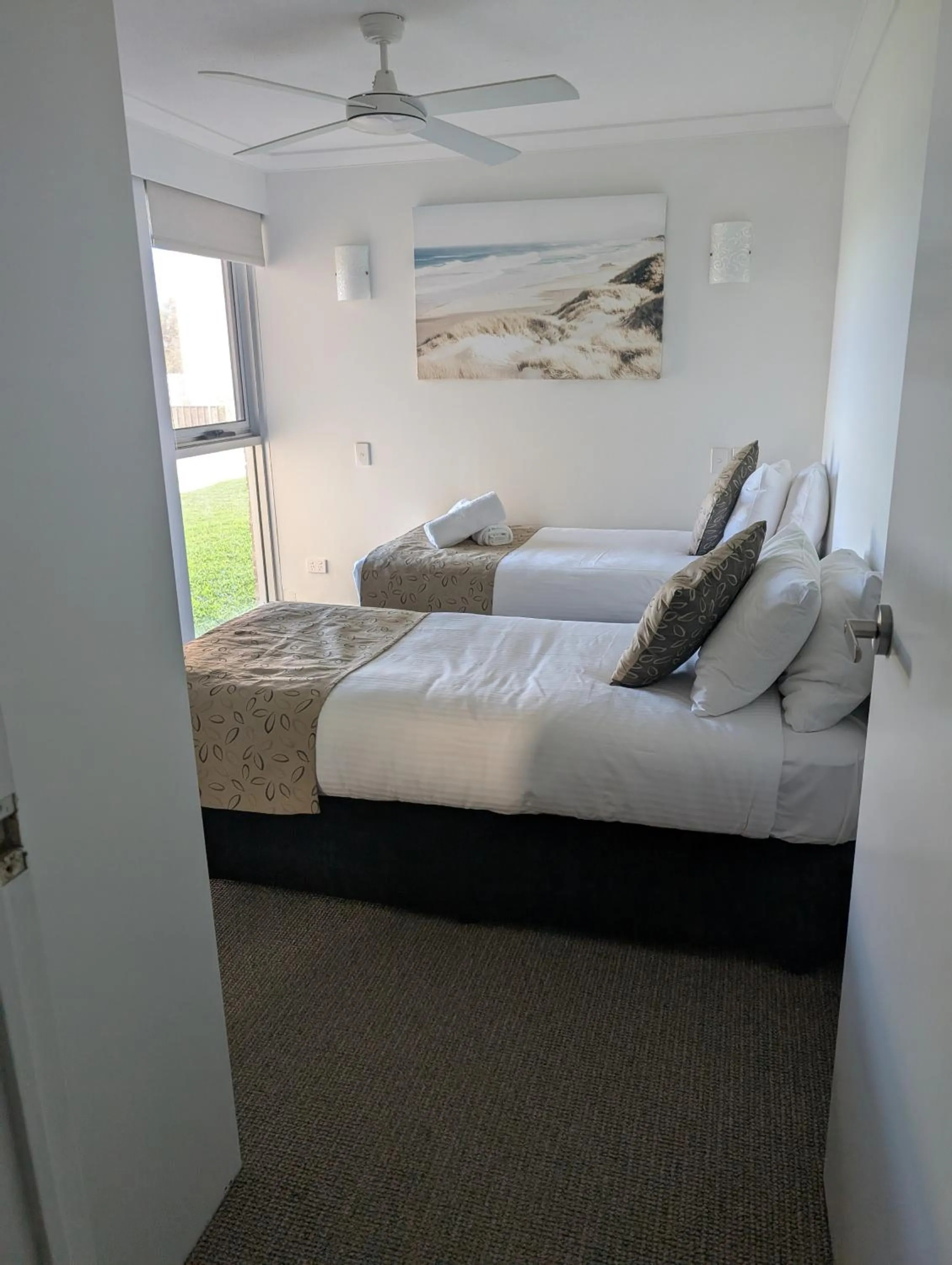 Bed in Pacific Surf Absolute Beachfront Apartments