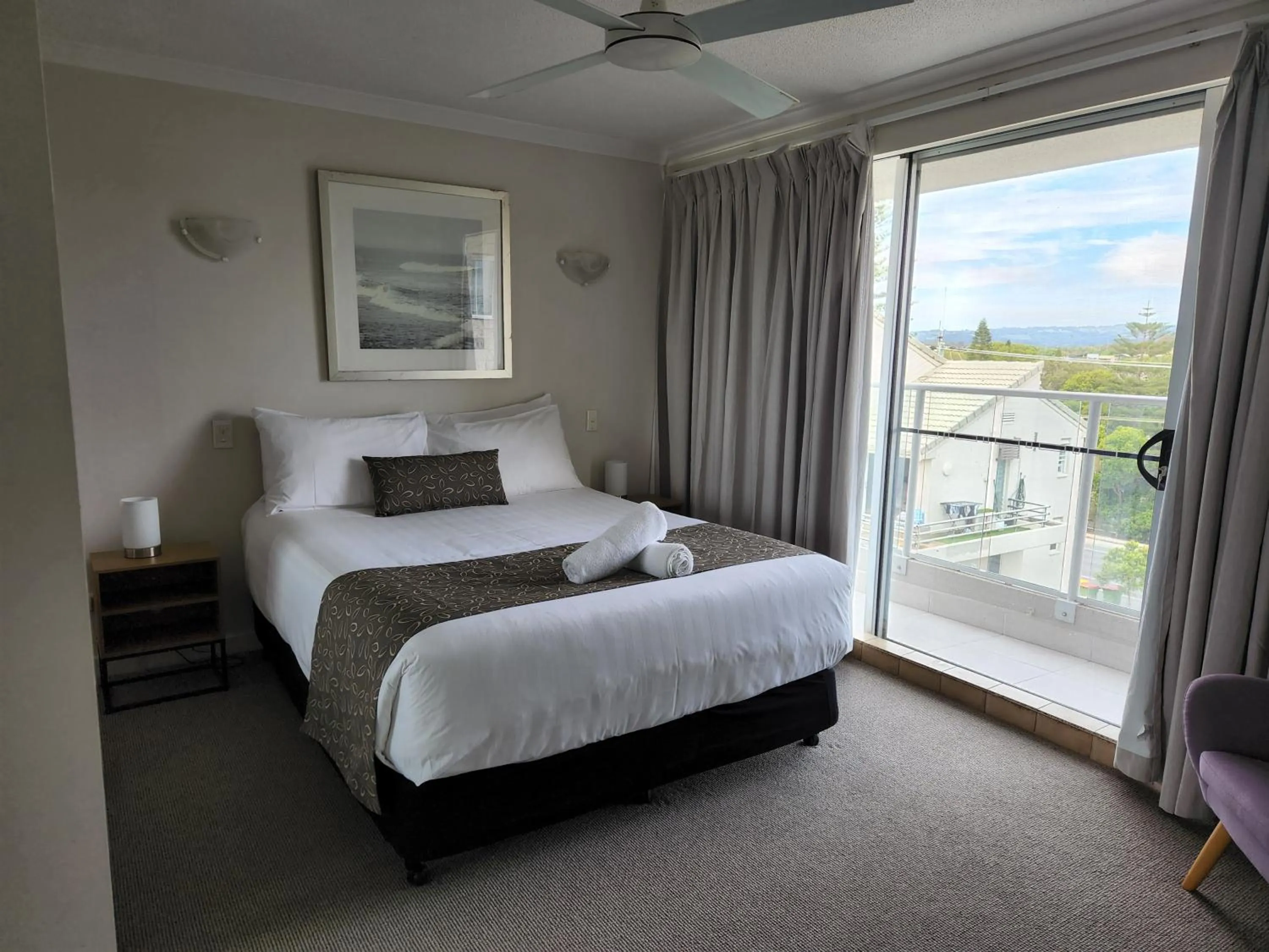 Bed in Pacific Surf Absolute Beachfront Apartments