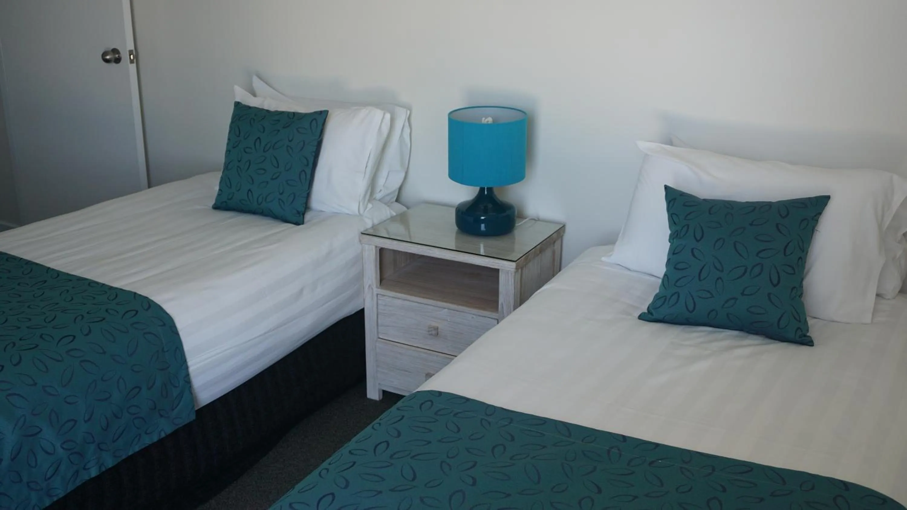 Bed in Pacific Surf Absolute Beachfront Apartments