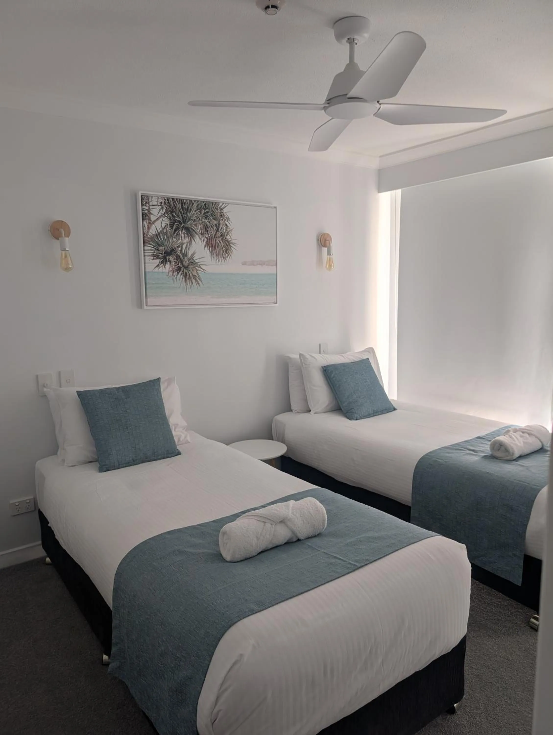 Bed in Pacific Surf Absolute Beachfront Apartments