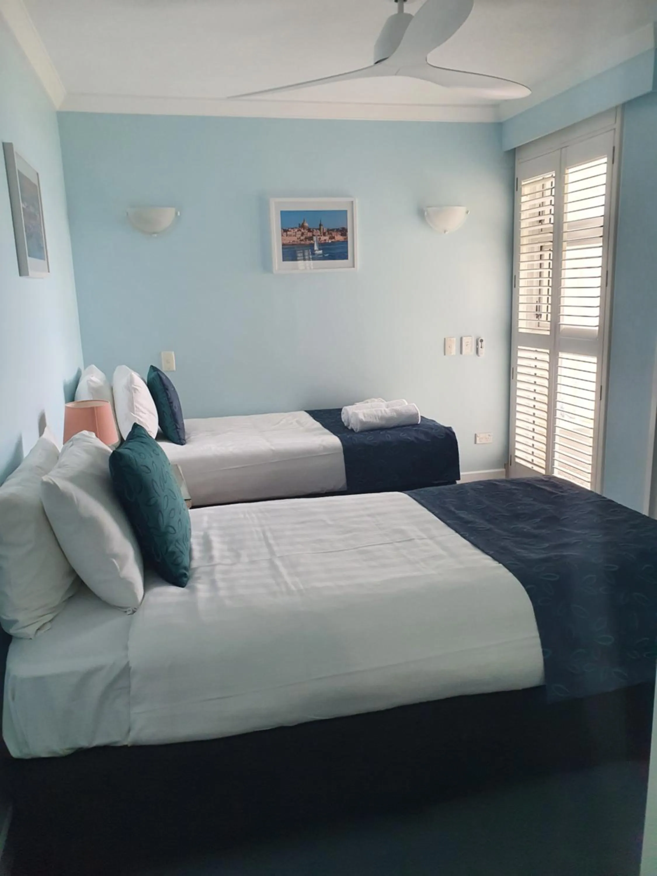 Bed in Pacific Surf Absolute Beachfront Apartments