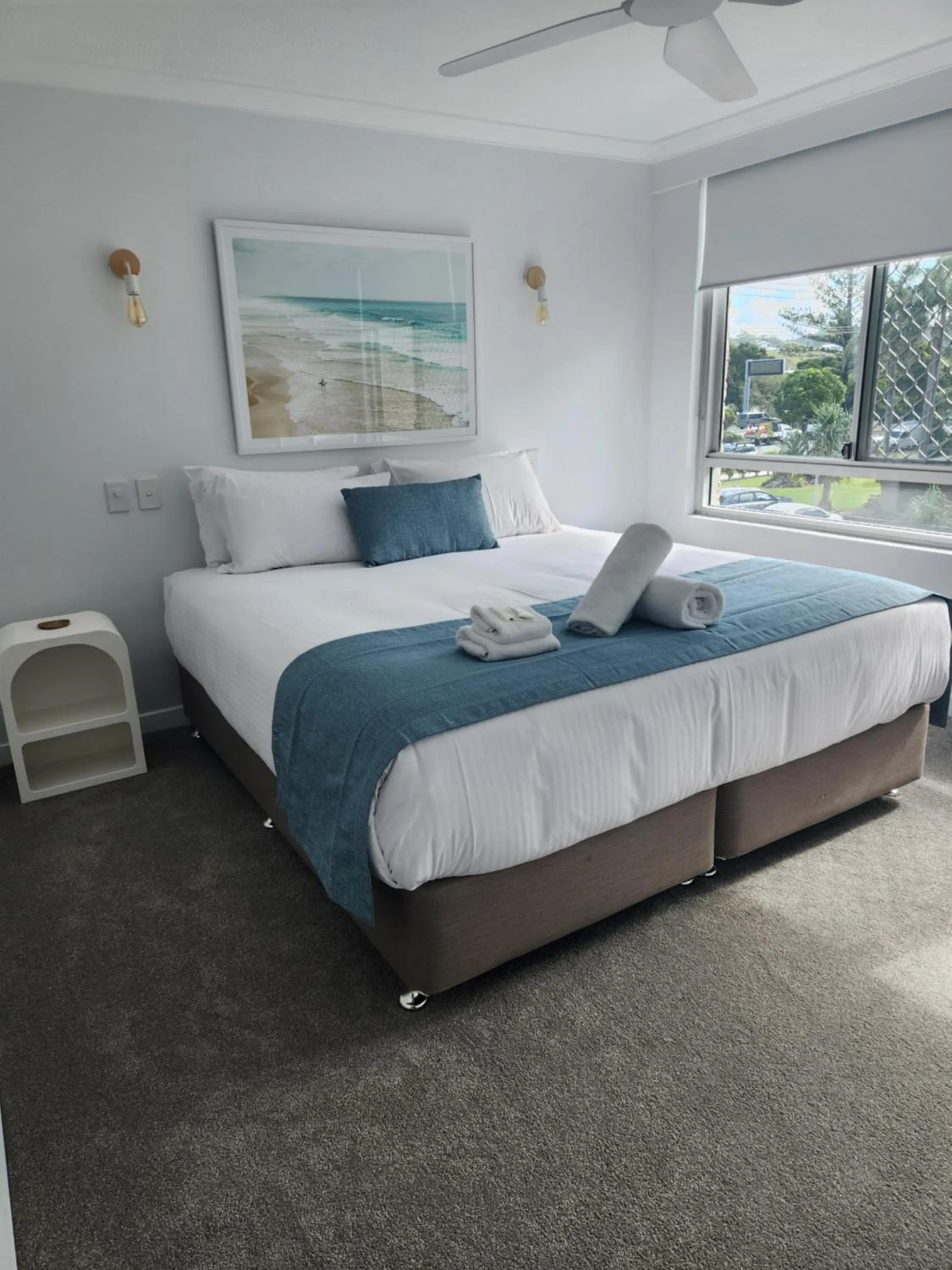 Bed in Pacific Surf Absolute Beachfront Apartments