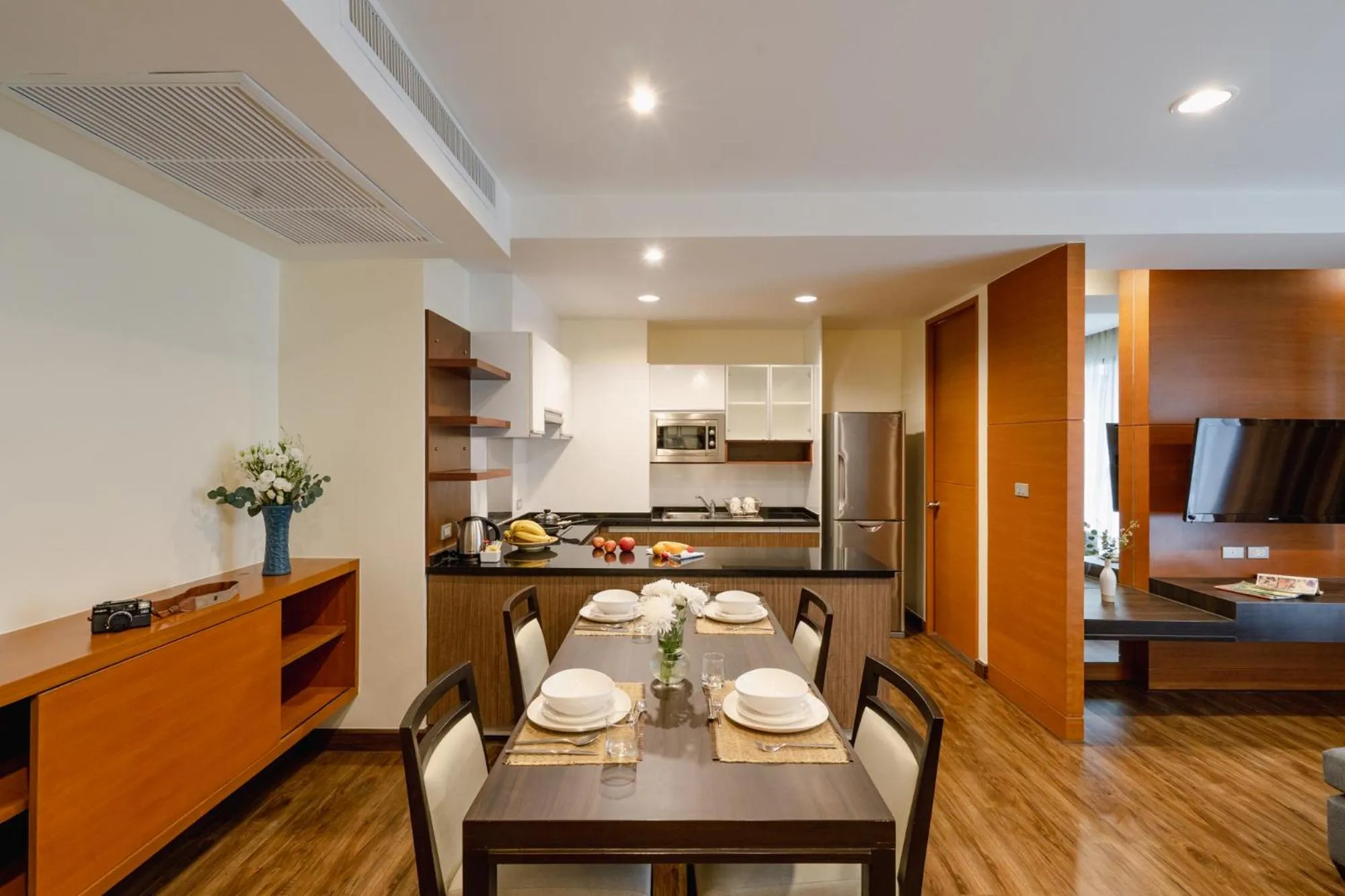 Kitchen or kitchenette, Bed in Amanta Hotel & Residence Ratchada