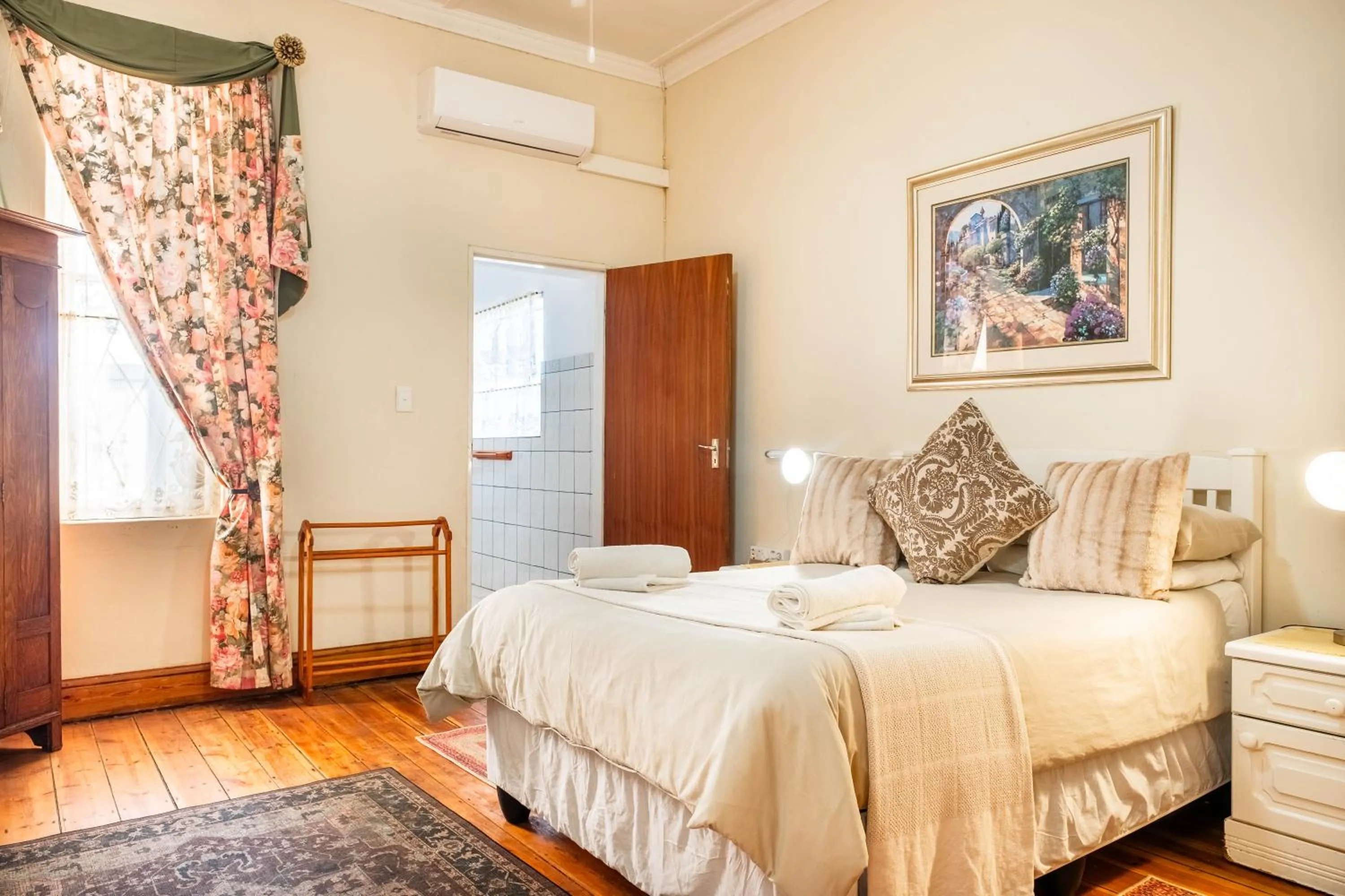 Bed in Karoo Ouberg Guest Lodge