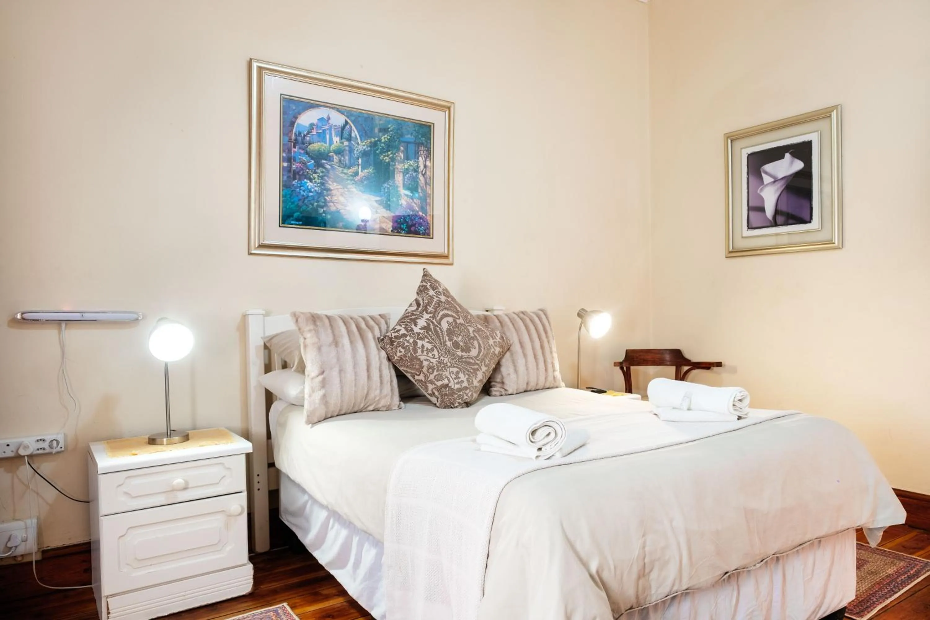 Bed in Karoo Ouberg Guest Lodge