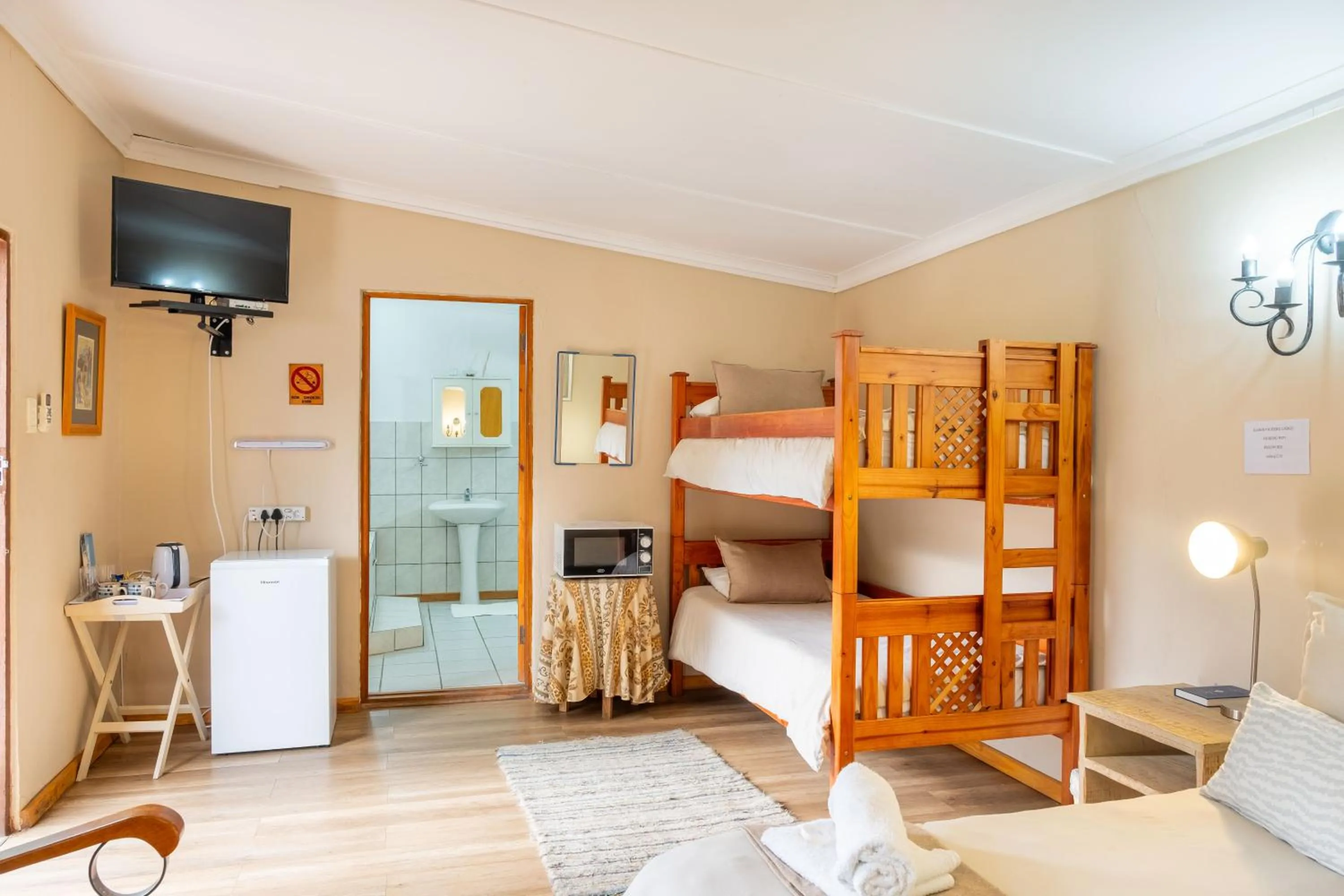 Bed in Karoo Ouberg Guest Lodge