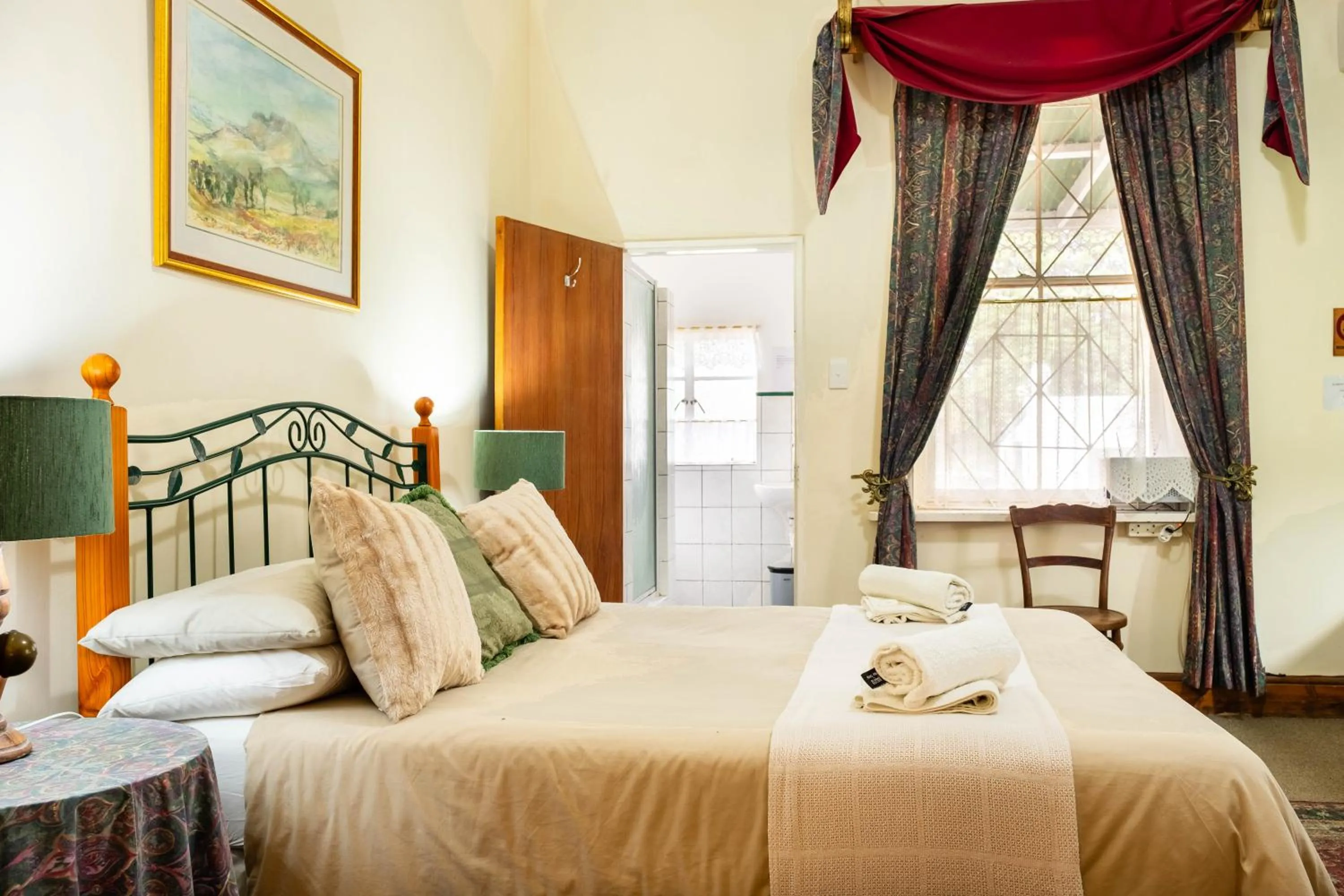 Bed in Karoo Ouberg Guest Lodge