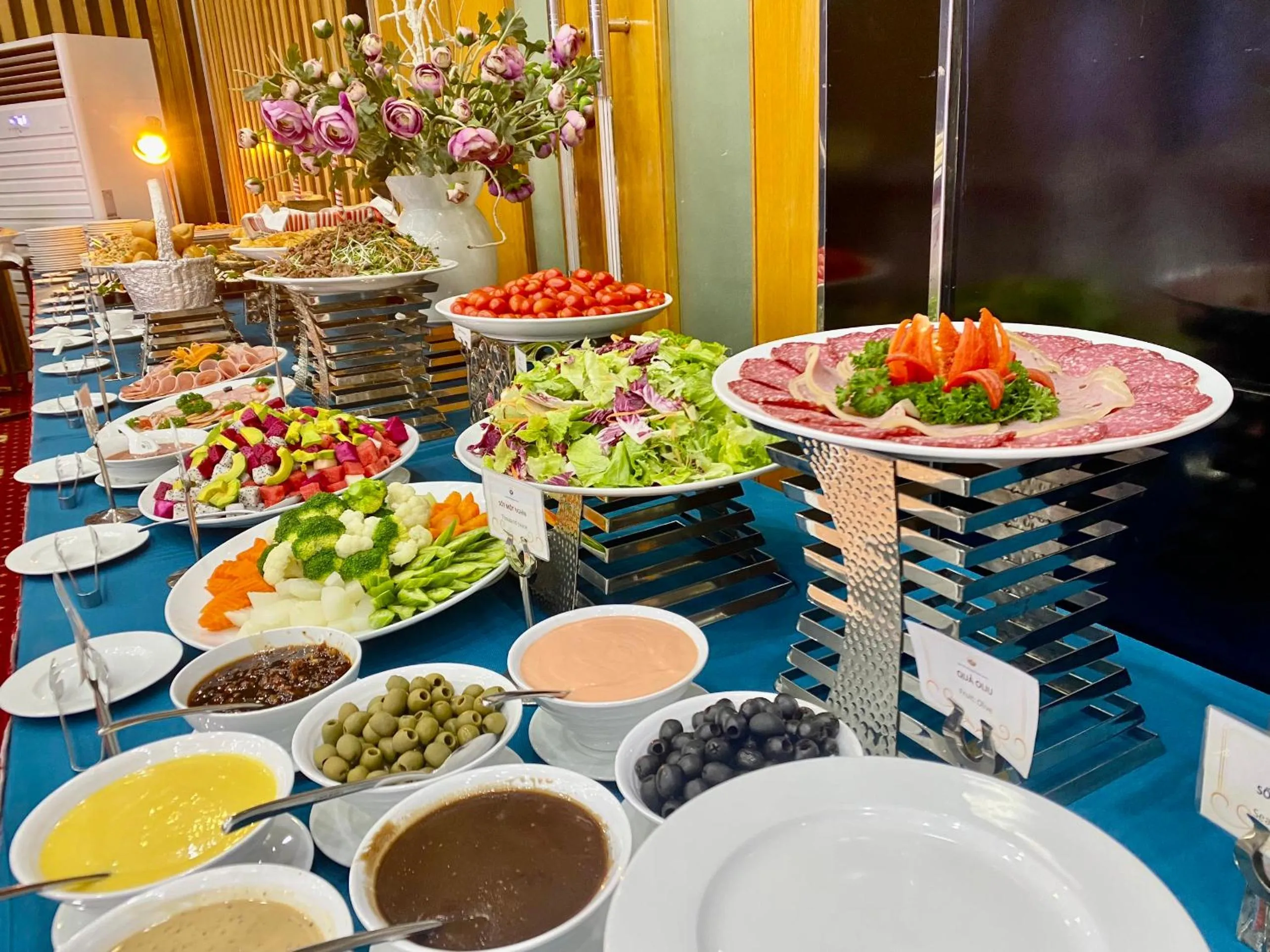 Restaurant/places to eat in Bao Son International Hotel