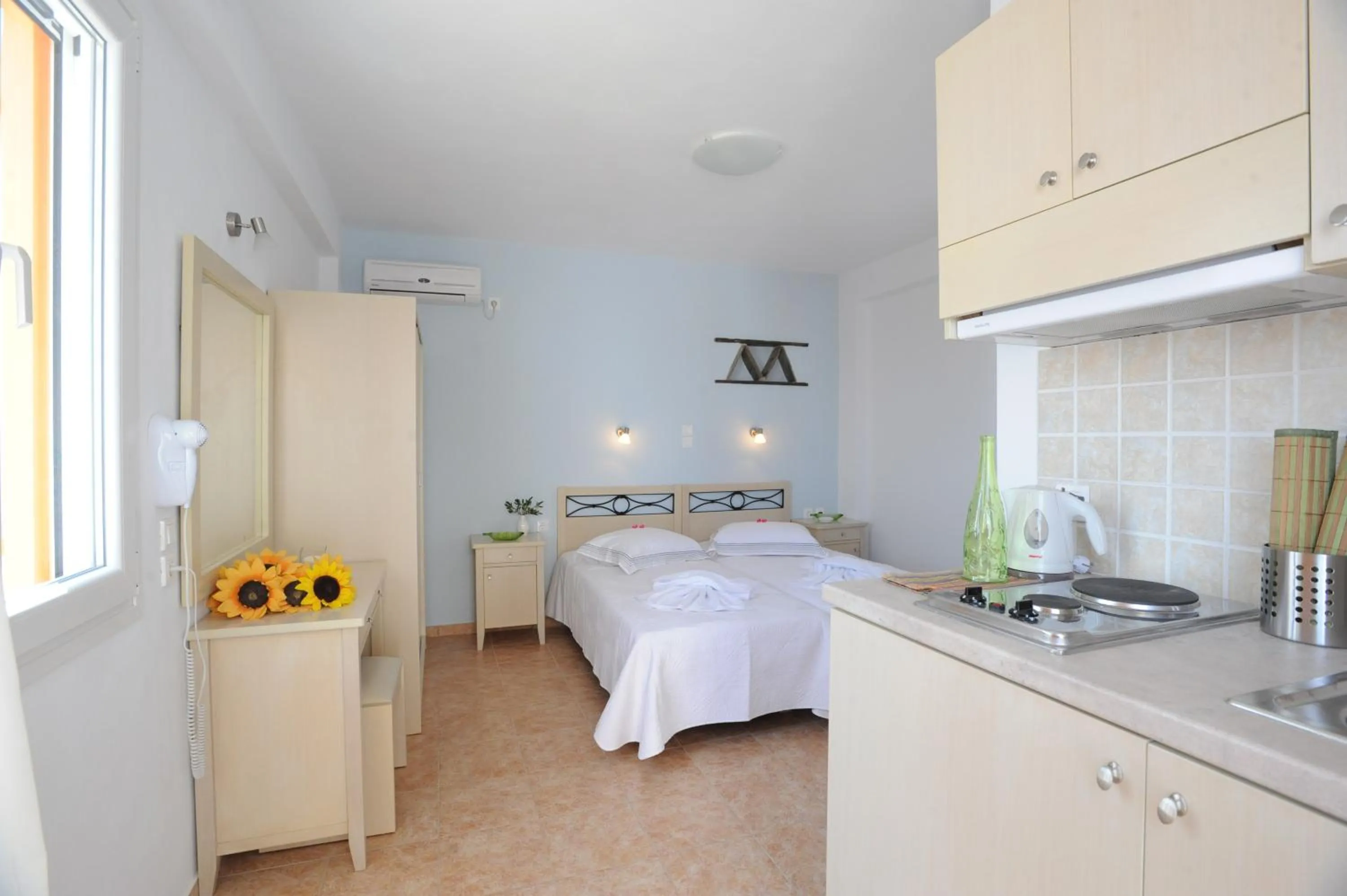 Photo of the whole room, Bed in Aigaio Studios tinos