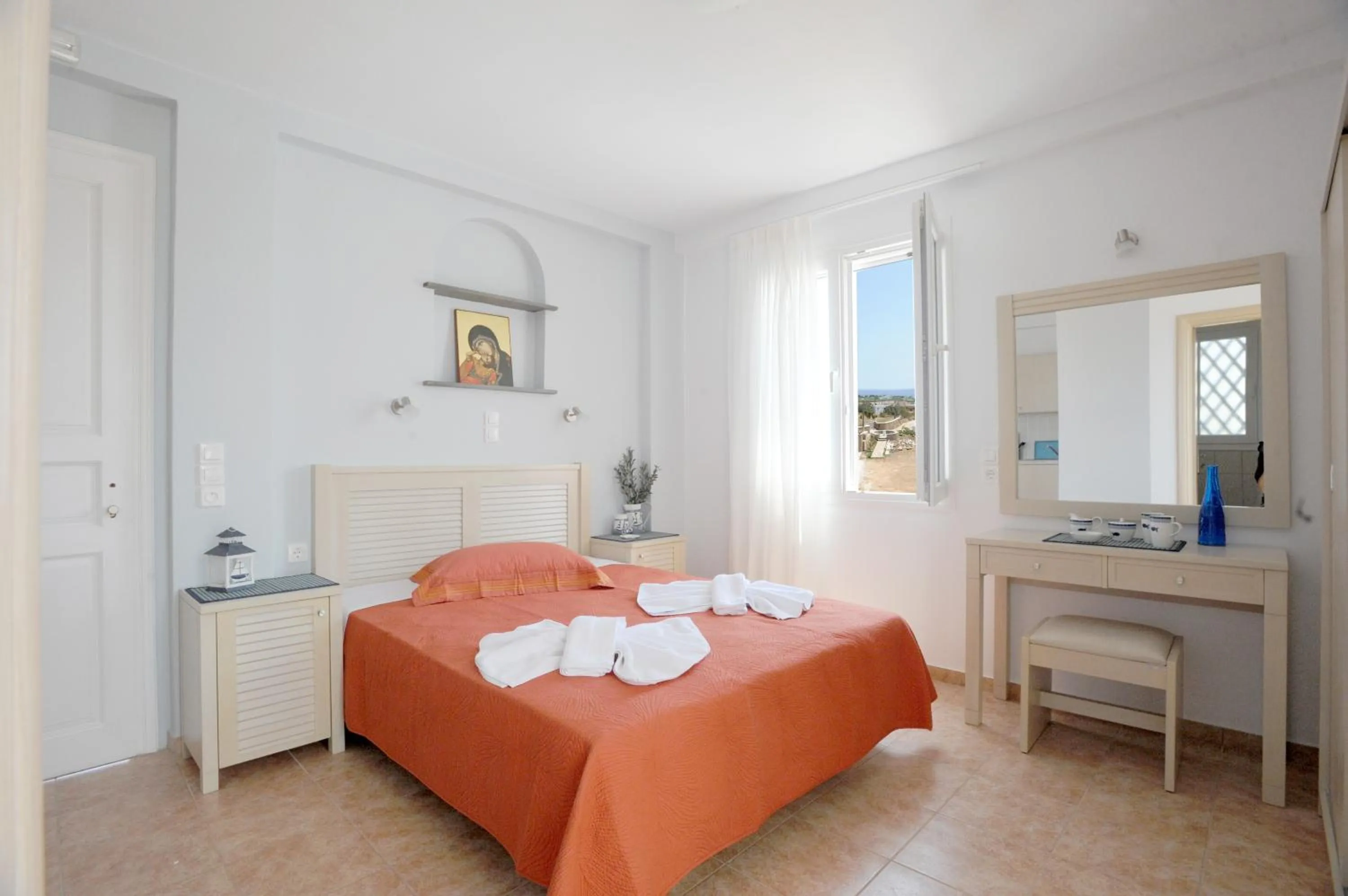 Photo of the whole room, Bed in Aigaio Studios tinos
