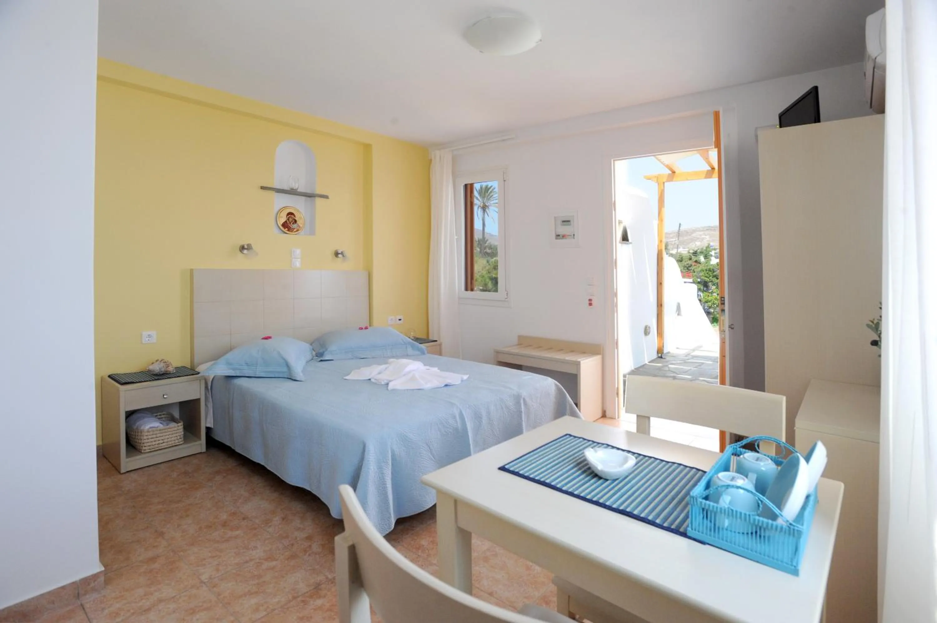 Photo of the whole room, Bed in Aigaio Studios tinos