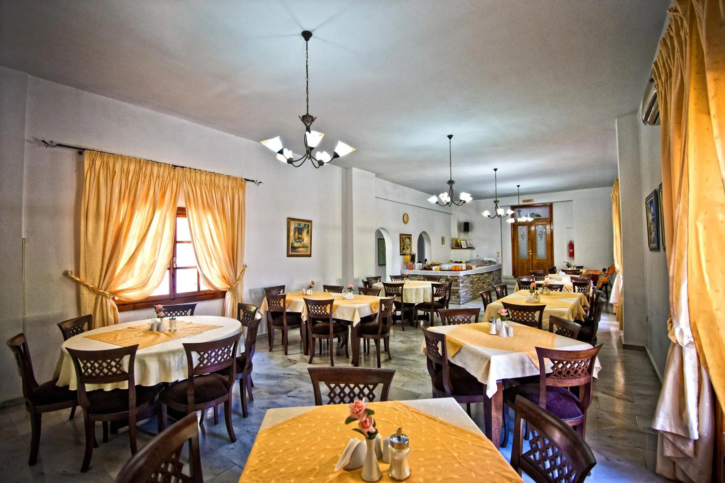 Restaurant/places to eat in Sunset Hotel