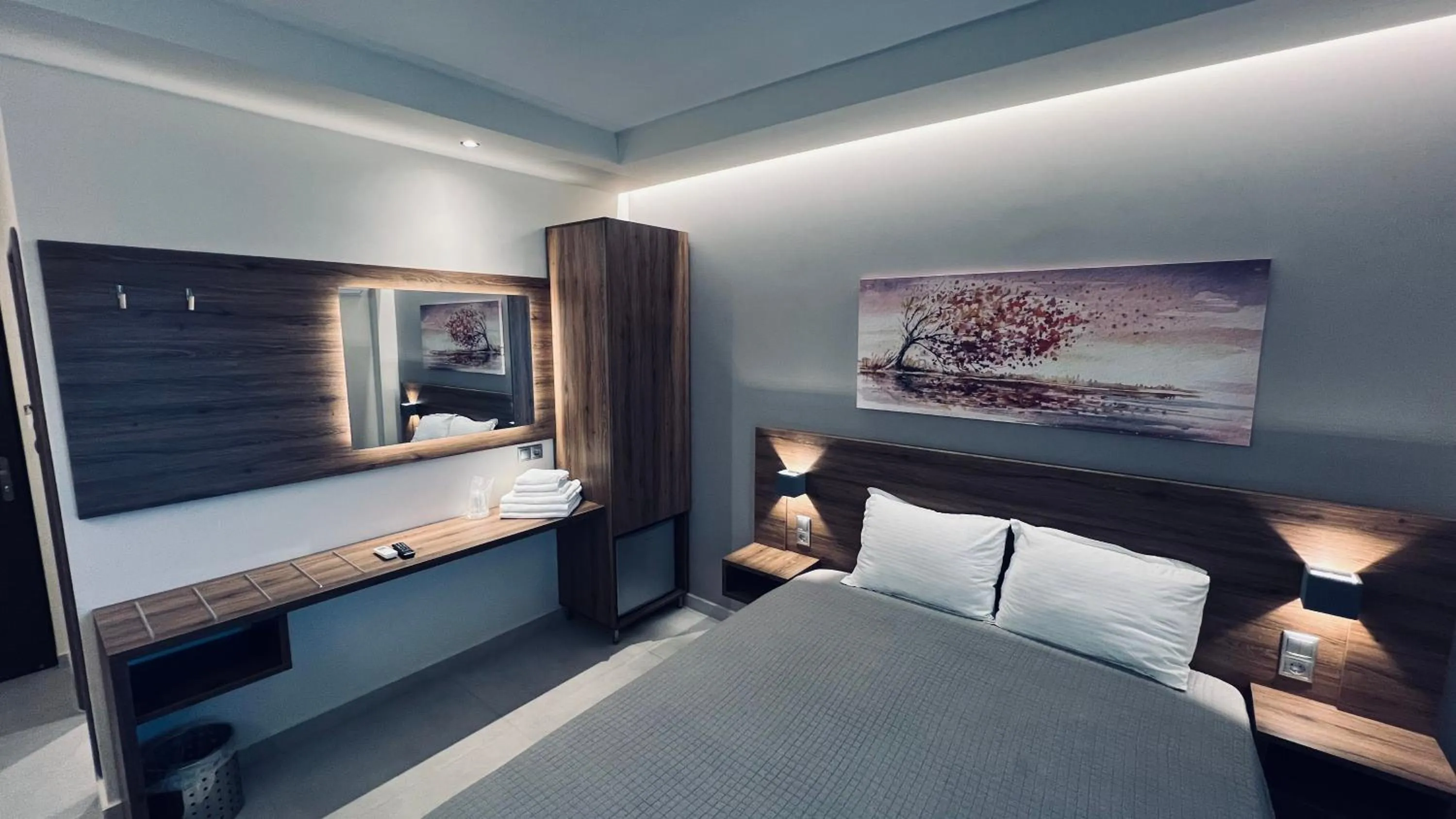 Photo of the whole room, Bed in Sunset Hotel