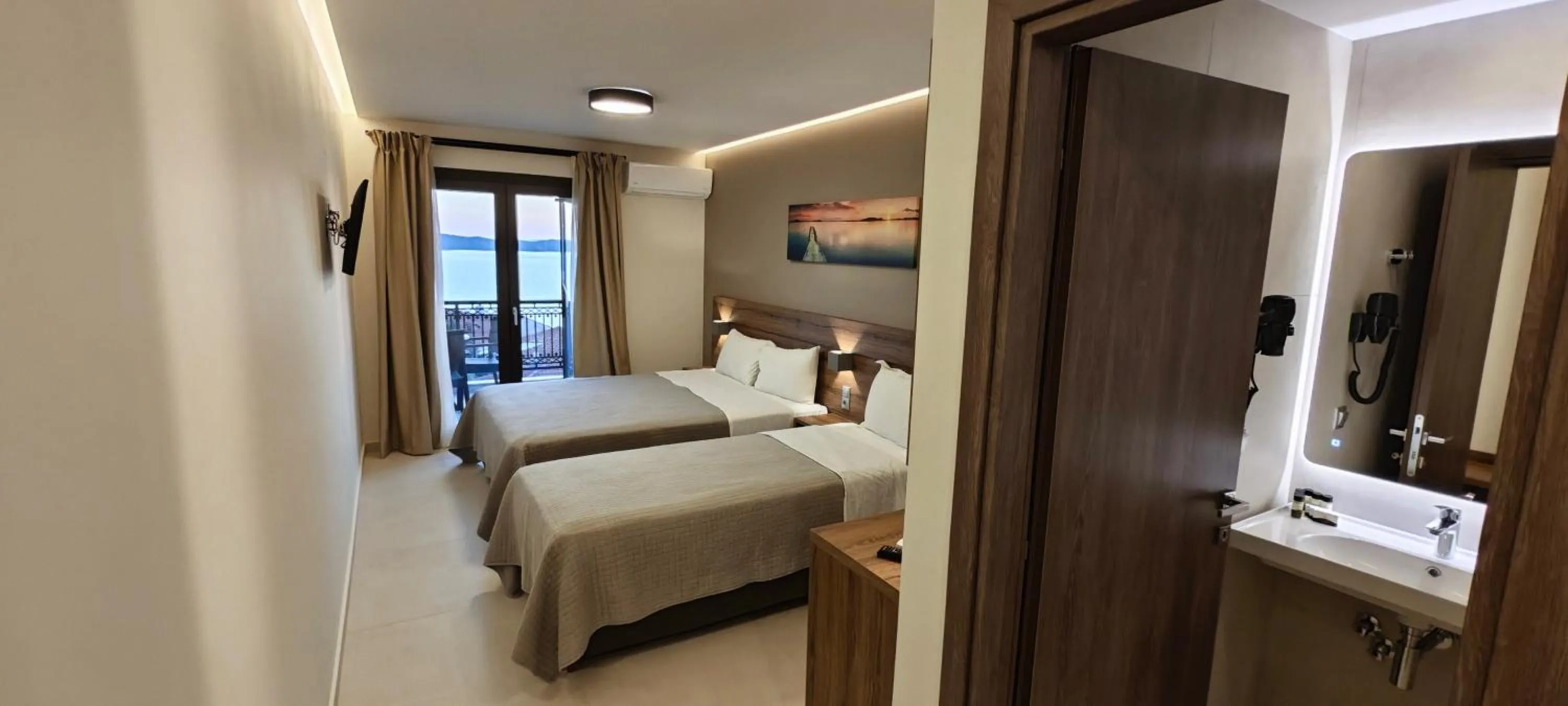 Photo of the whole room, Bed in Sunset Hotel