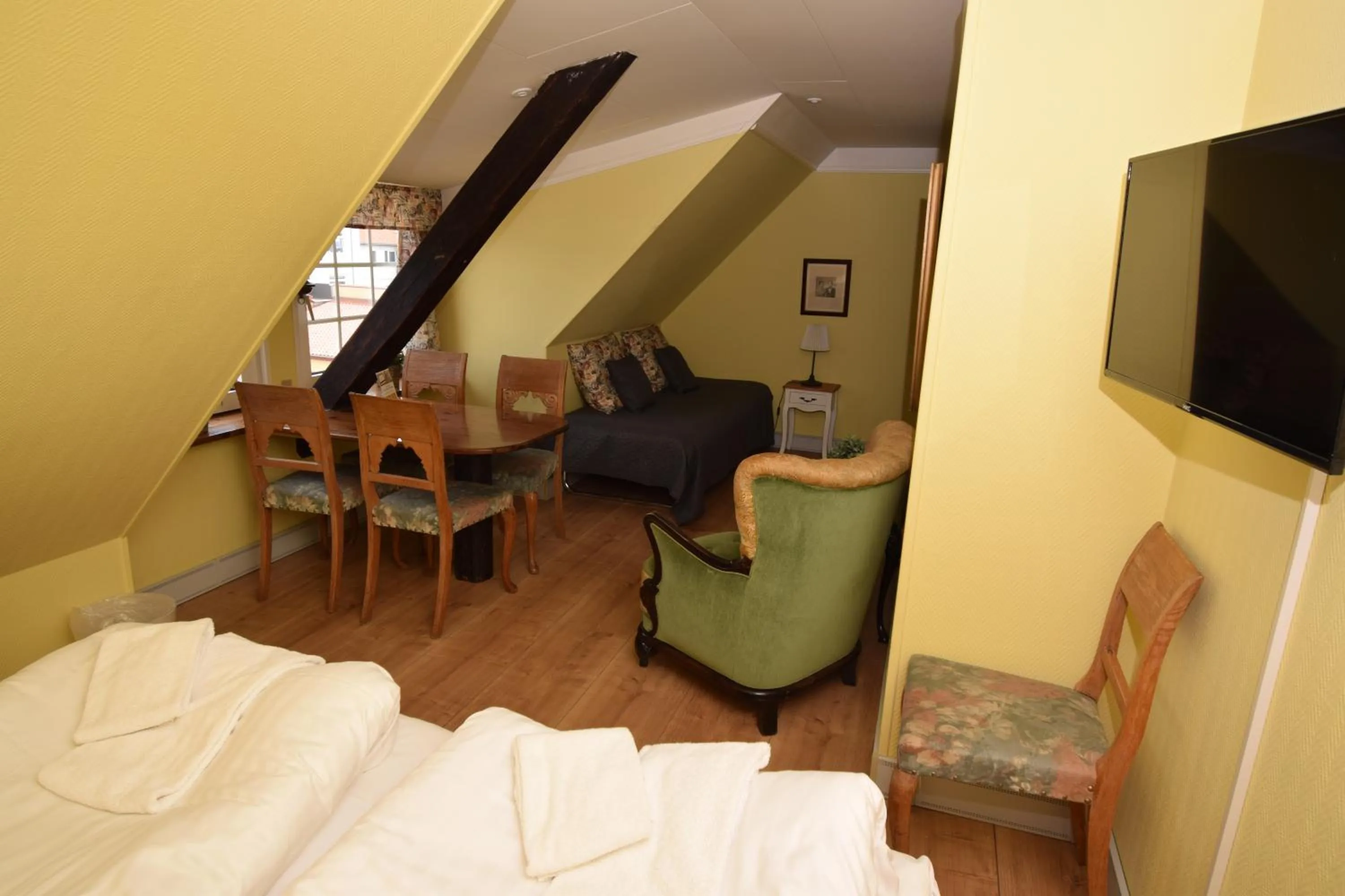 Communal lounge/ TV room, Bed in Danhostel Frederikshavn City