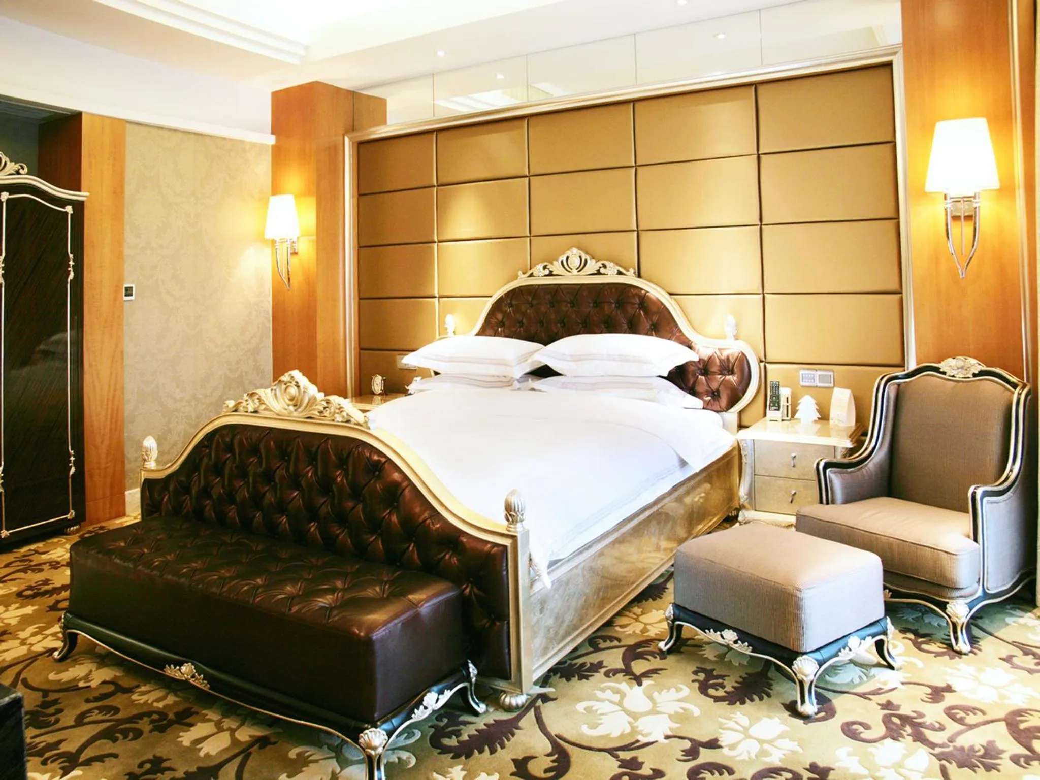 Bed in Glarun Jinling Hotel