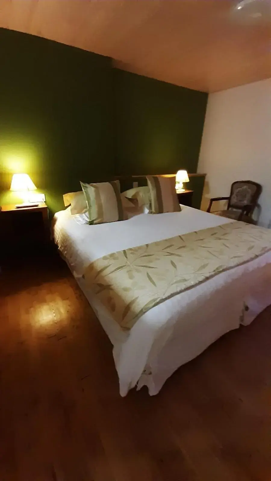 Large Double Room in Le Ranch des Lacs Large Double Room in Le Ranch des Lacs