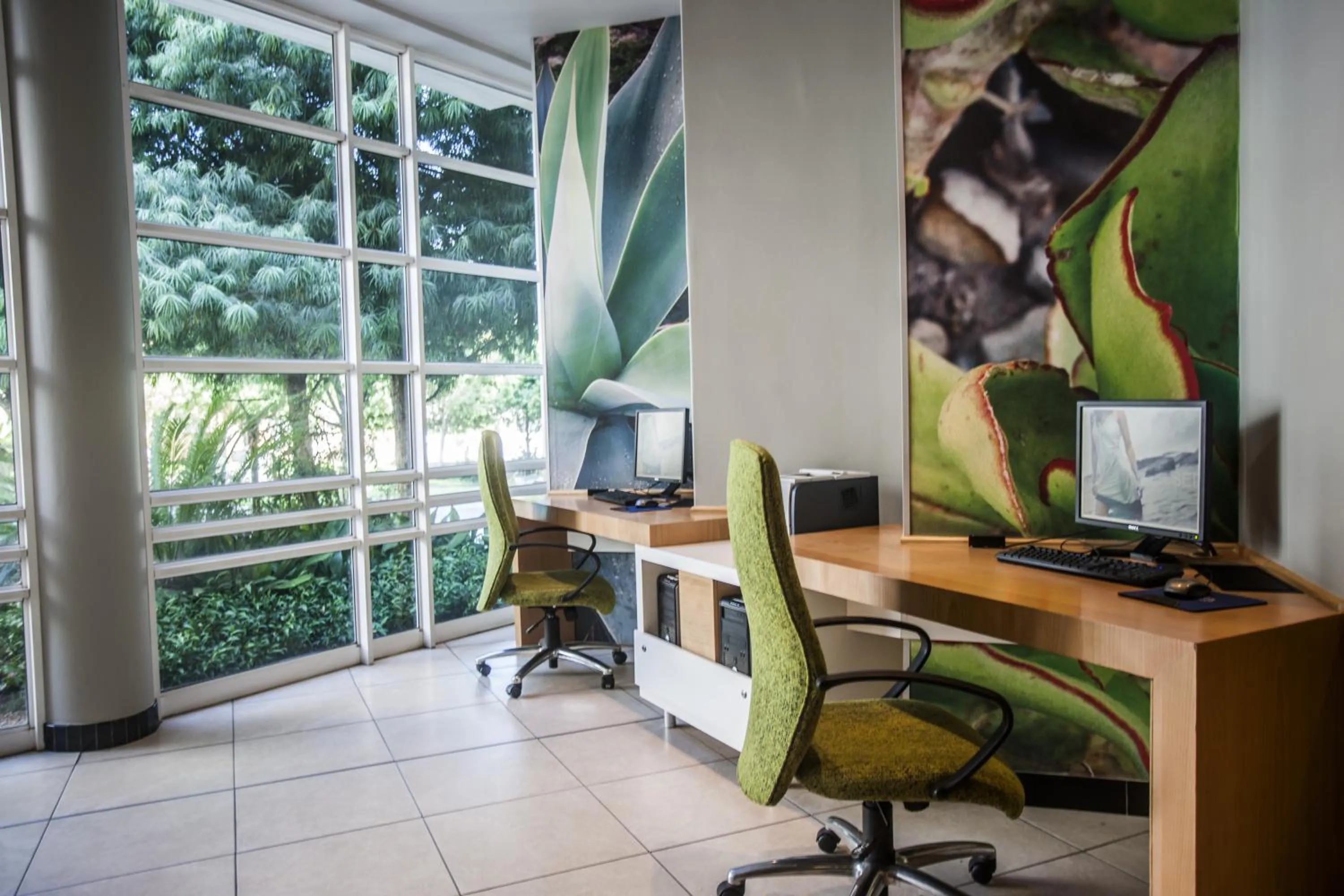 Business facilities in Garden Court Sandton City