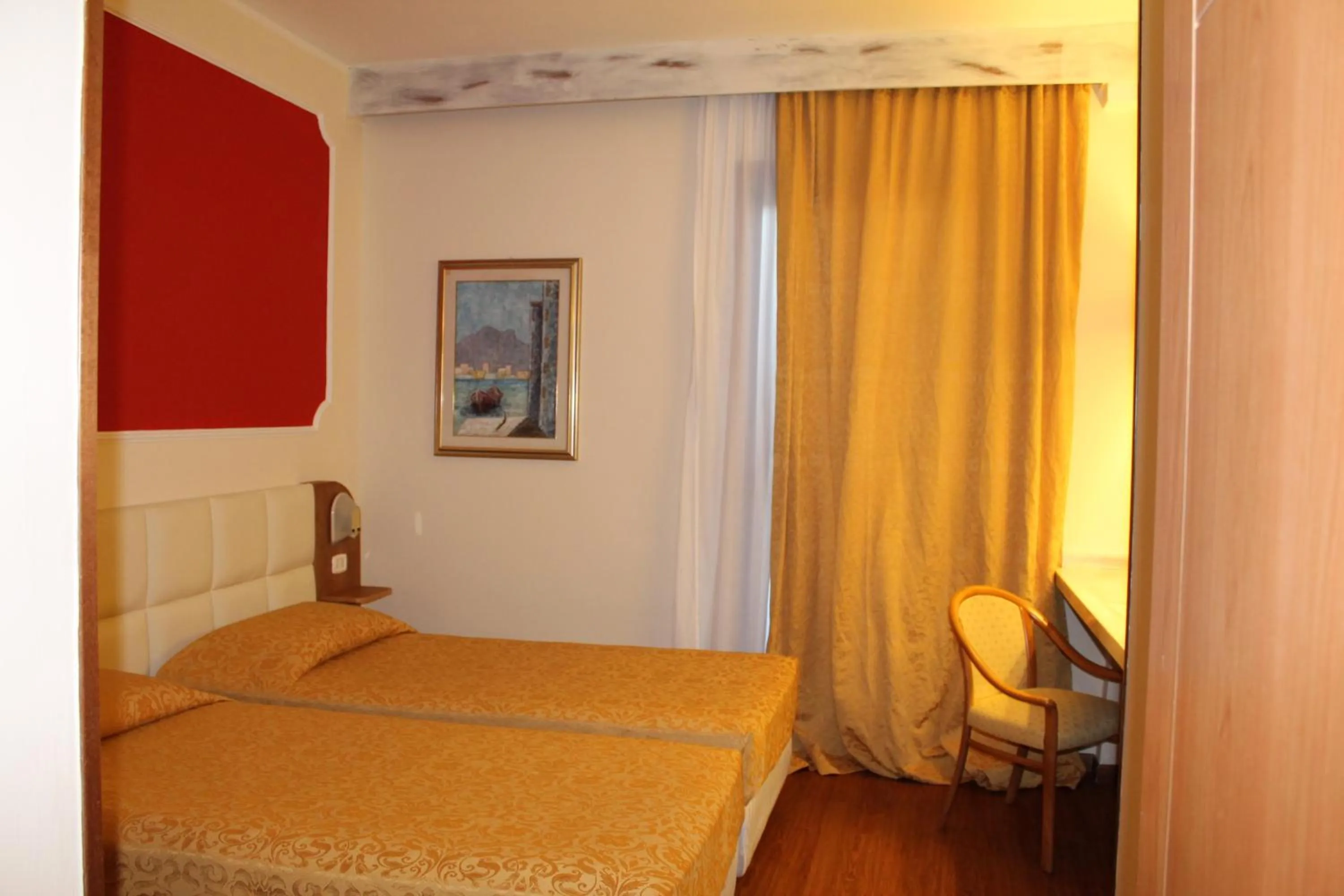 Photo of the whole room, Bed in Hotel Delta Florence
