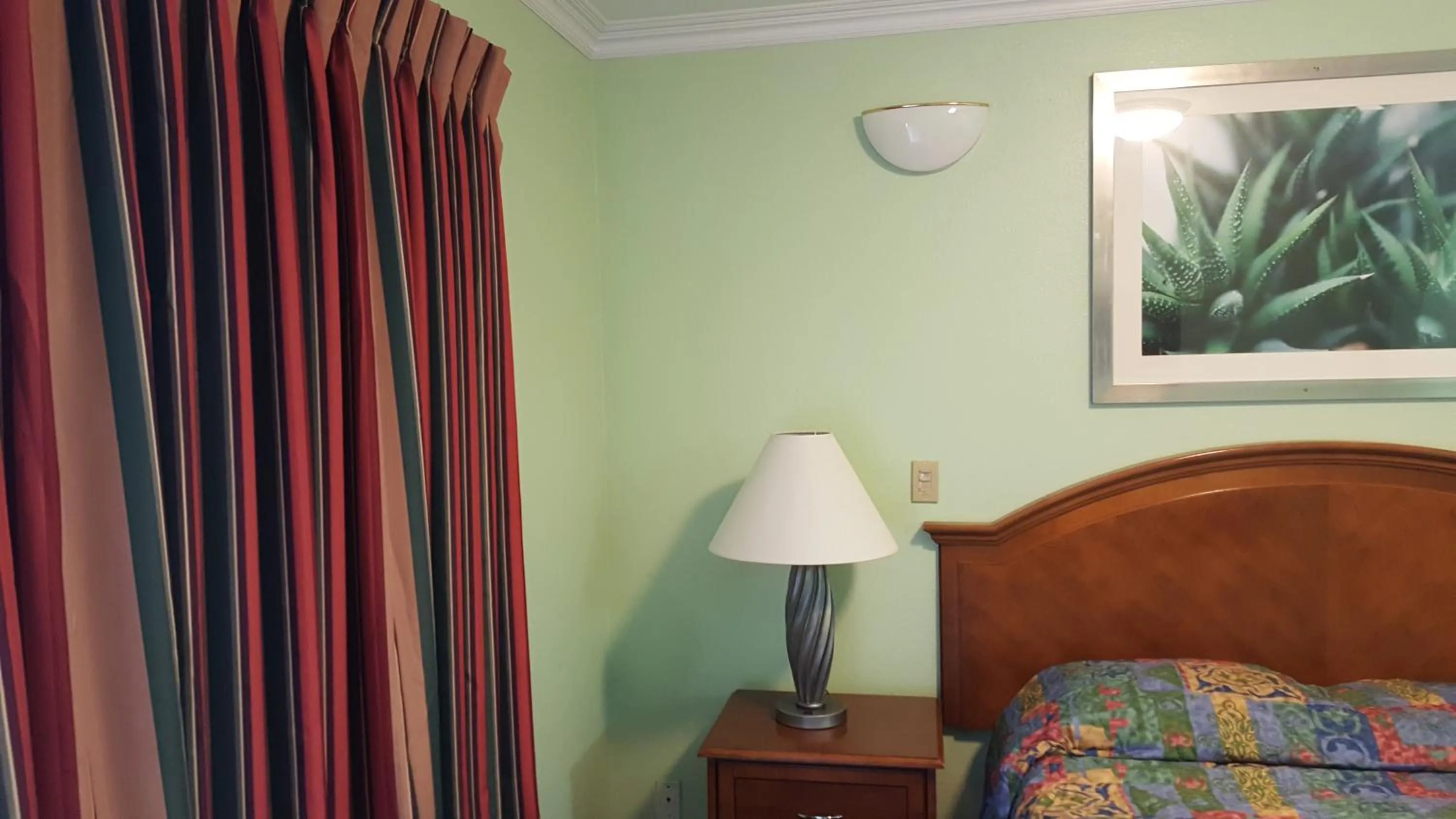 Bed in Flamingo Inn Long Beach