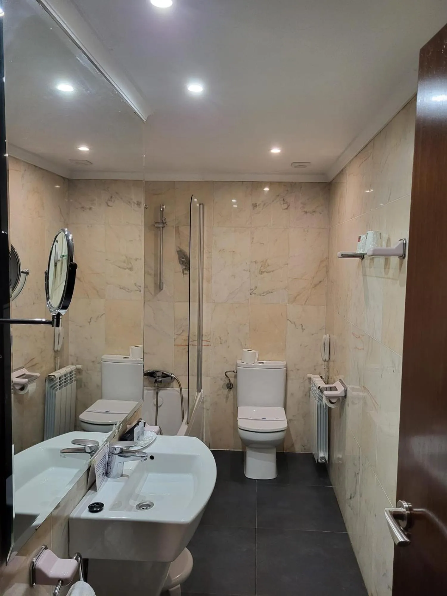 Bathroom in Hotel Leonor Mirón